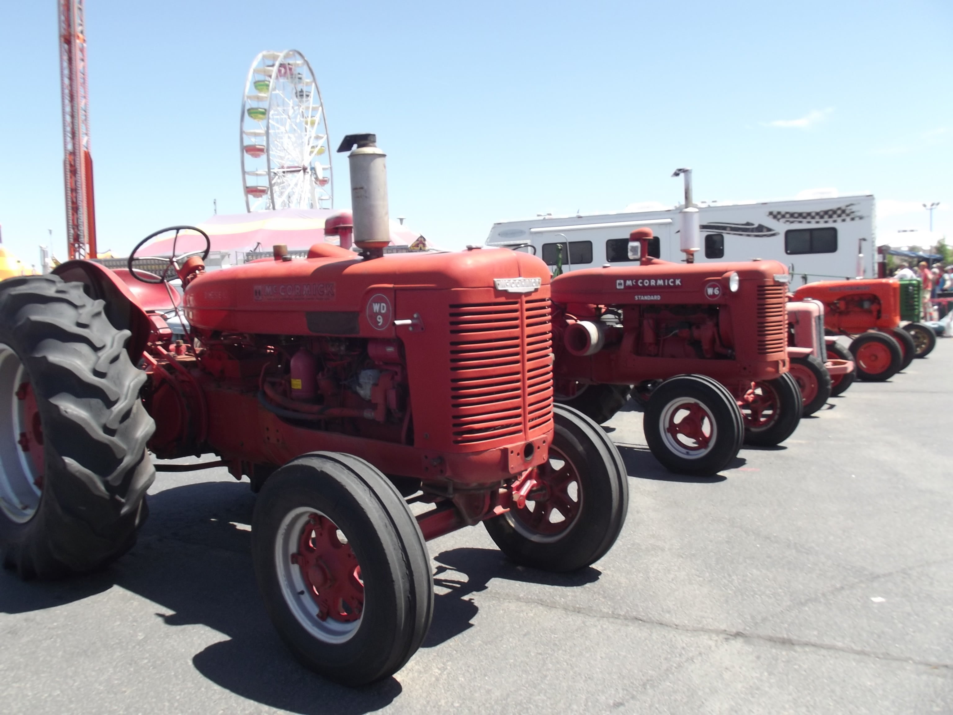 countryside, tractor, 2K, fire engine, harvest, plant, motor vehicle, day, industry, carnival, industrial, work, land vehicle, harvesting, shadow, season, HD Wallpaper