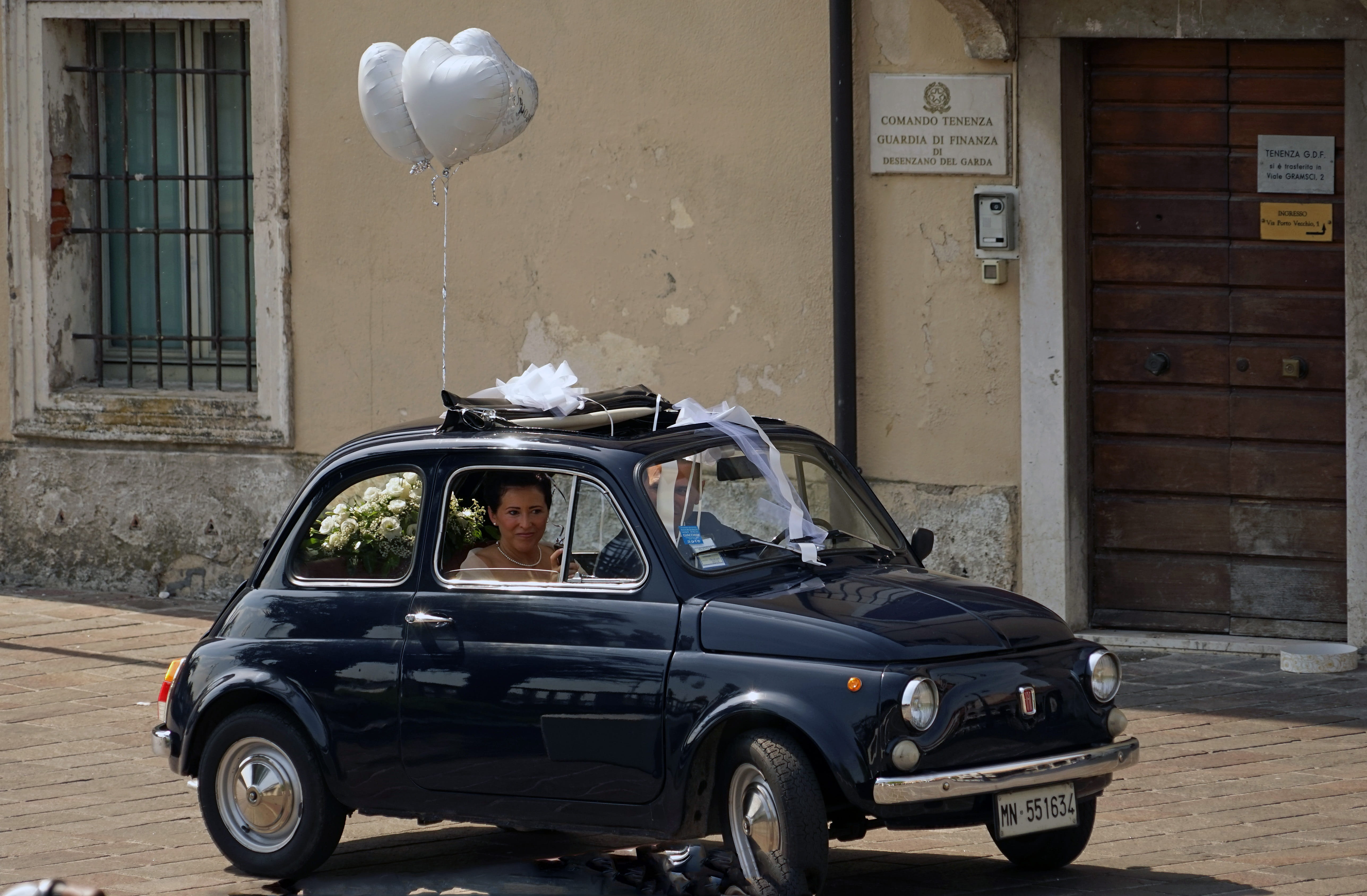 blue, vehicle, land vehicle, balloons, people, city, built structure, street, retro styled, transportation, near, Wedding, two, outdoors, bridal car, old, HD Wallpaper