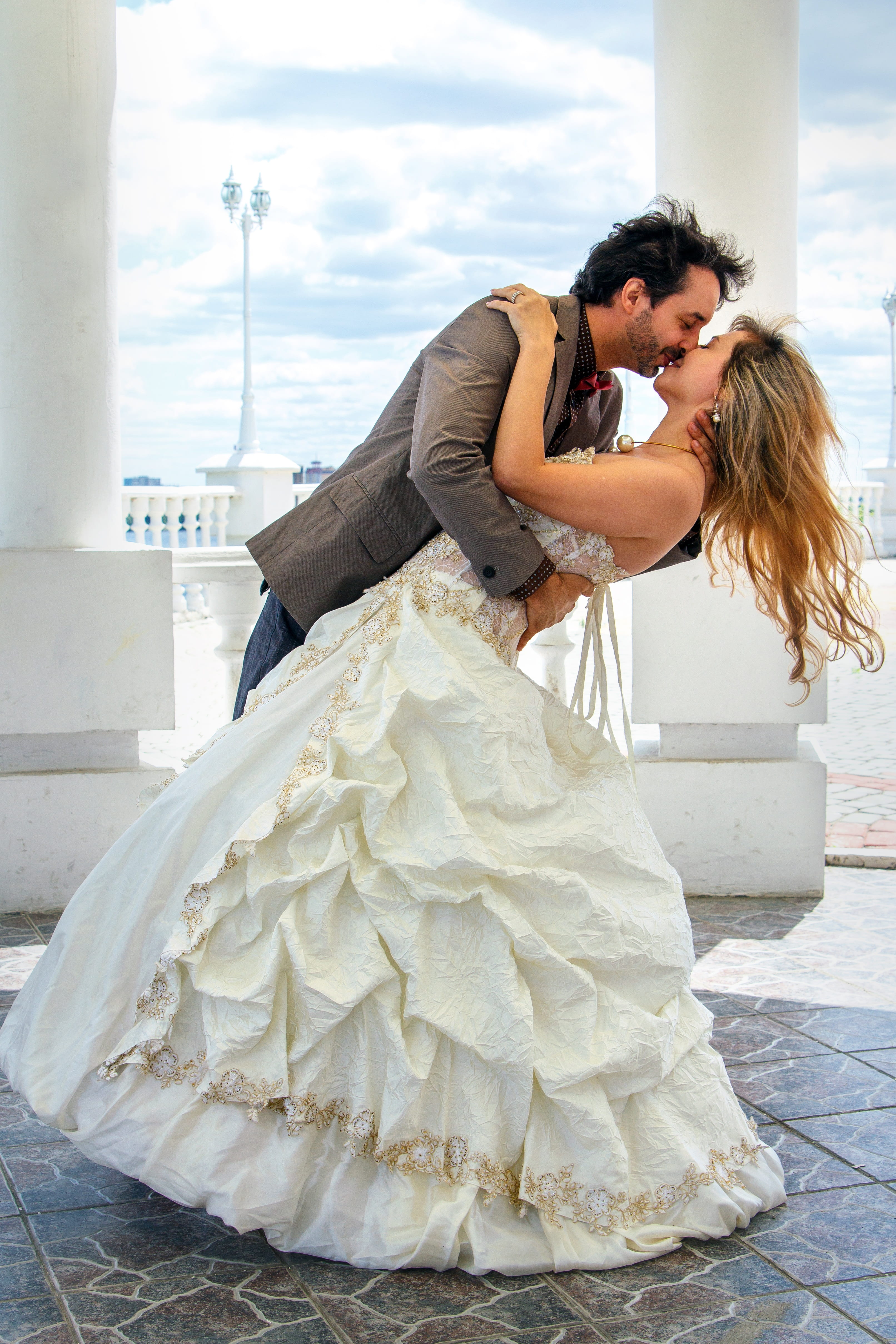 bride, day, kissing, outdoors, white color, beautiful woman, real people, celebration, the groom, daytime, pillar, life events, one person, newlywed, bridal bouquet, Phone HD Wallpaper