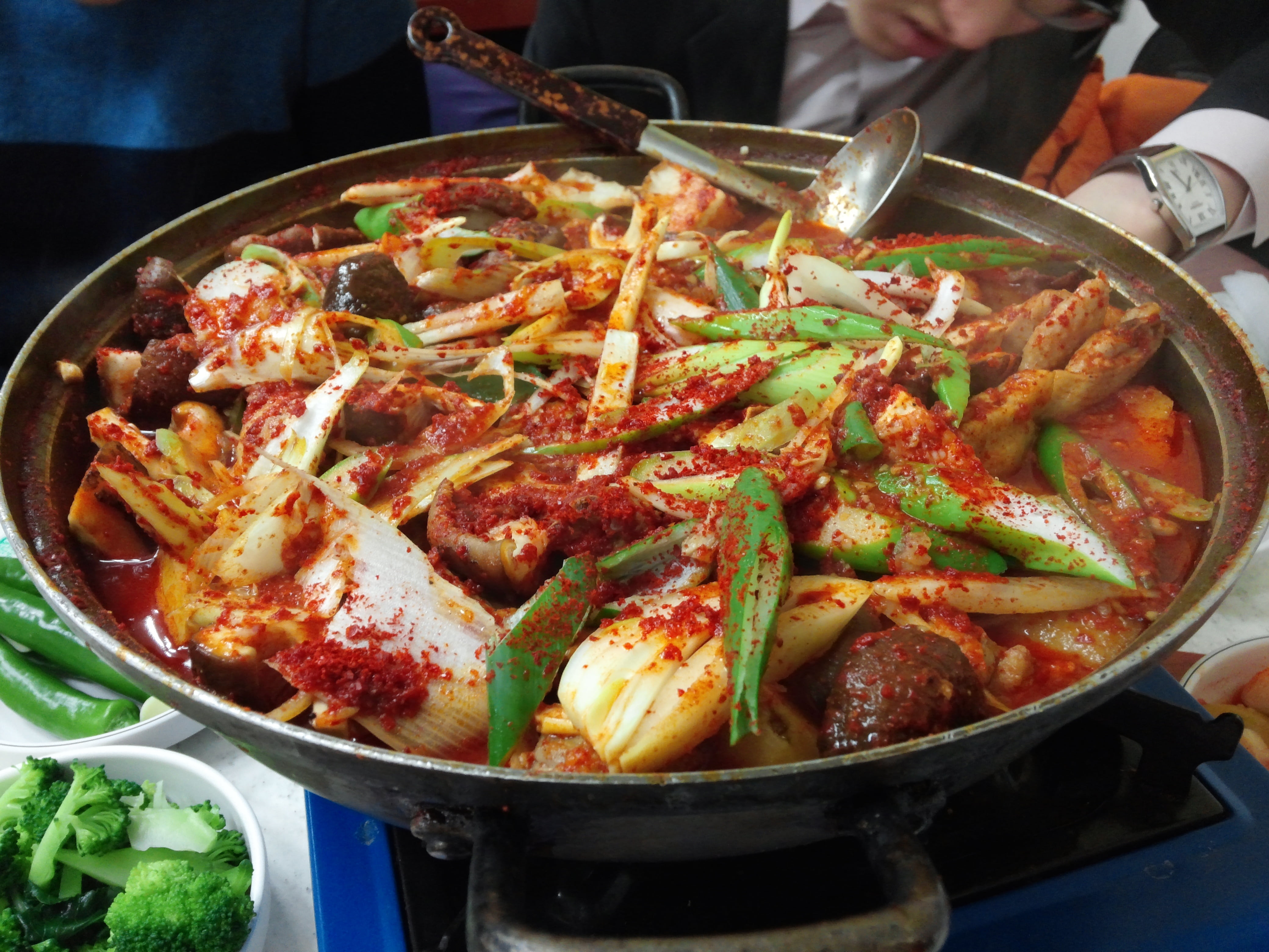 indulgence, chicken korea, round, high angle view, food and drink, pan, dining room, silver, red, chicken dishes, seasoning, incidental people, freshness, HD Wallpaper