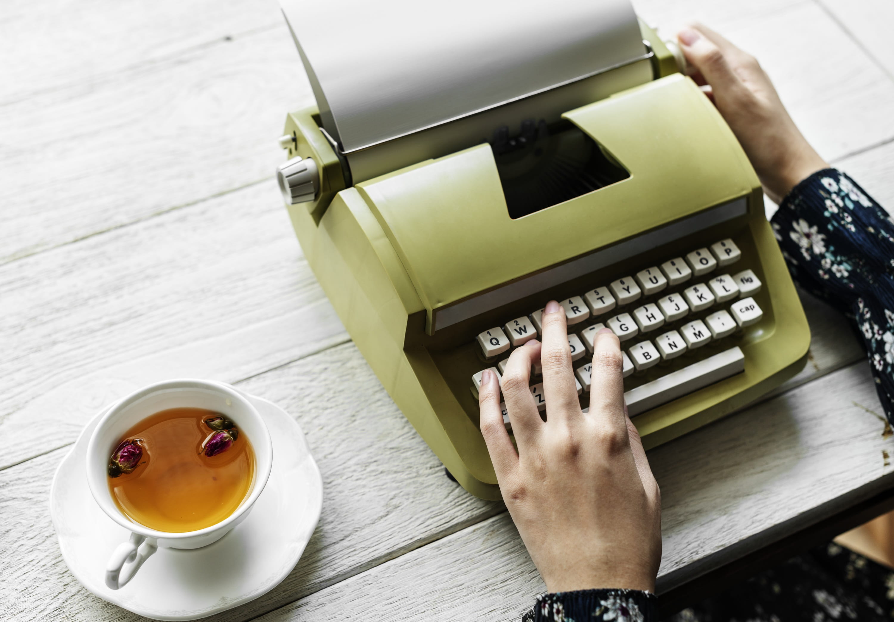 coffee - drink, one person, vintage, machine, morning, calculator, drink, beverage, coffee cup, creative, design space, document, typing, type, equipment, HD Wallpaper