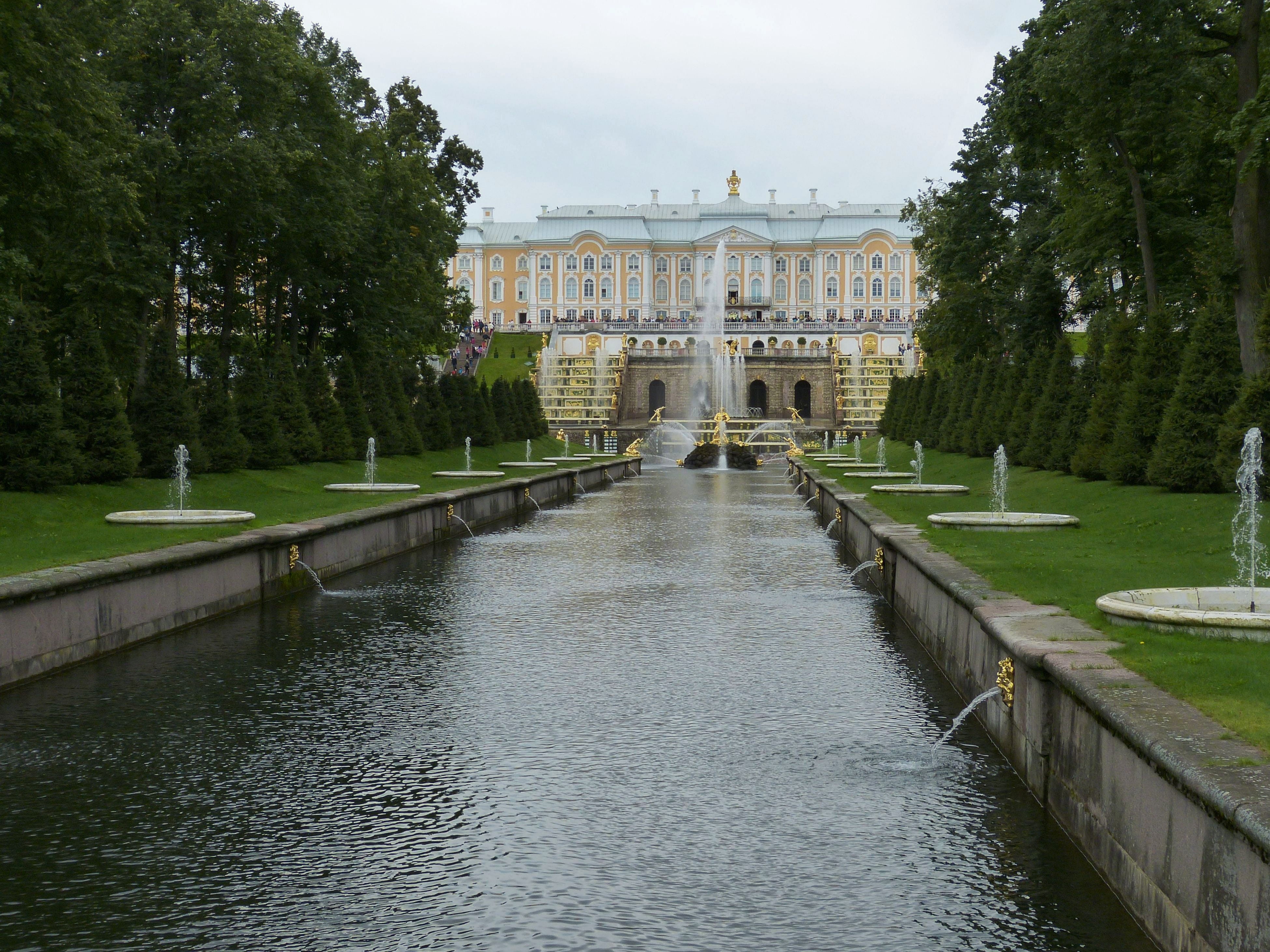 historically, 4K, canal, petersburg, day, russia, castle, park, incidental people, travel destinations, the past, history, grass, palace, tourism, built structure, HD Wallpaper