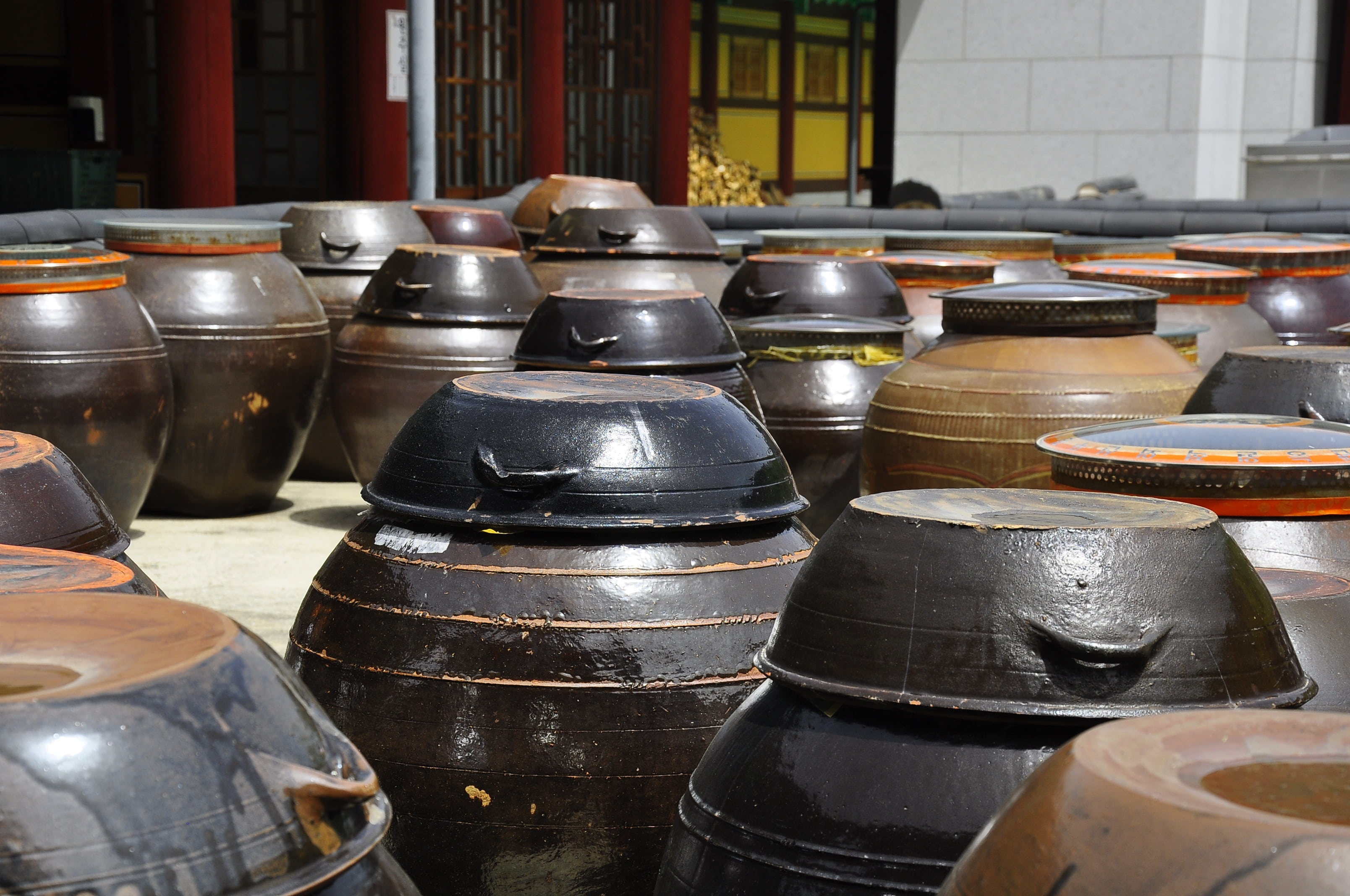 outdoors, antique, choice, cultures, pot, market, pots, indoors, 2K, lot, arrangement, art and craft, craft, architecture, still life, close-up, day, south korea, HD Wallpaper