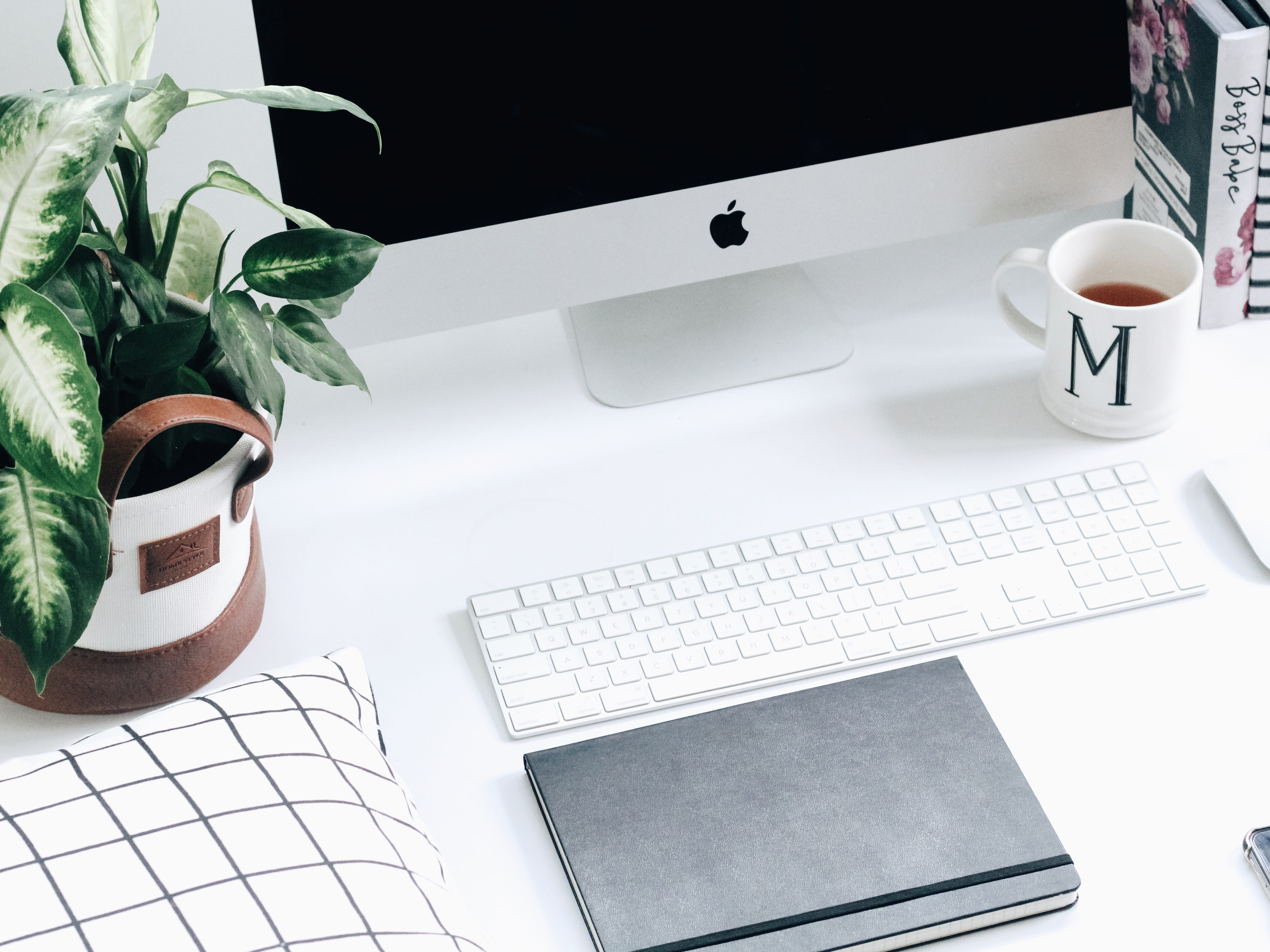 computer, coffee - drink, hardware, keyboard, imac, indoors, screen, refreshment, display, coffee, desk, furniture, white, food and drink, potted plant, HD Wallpaper