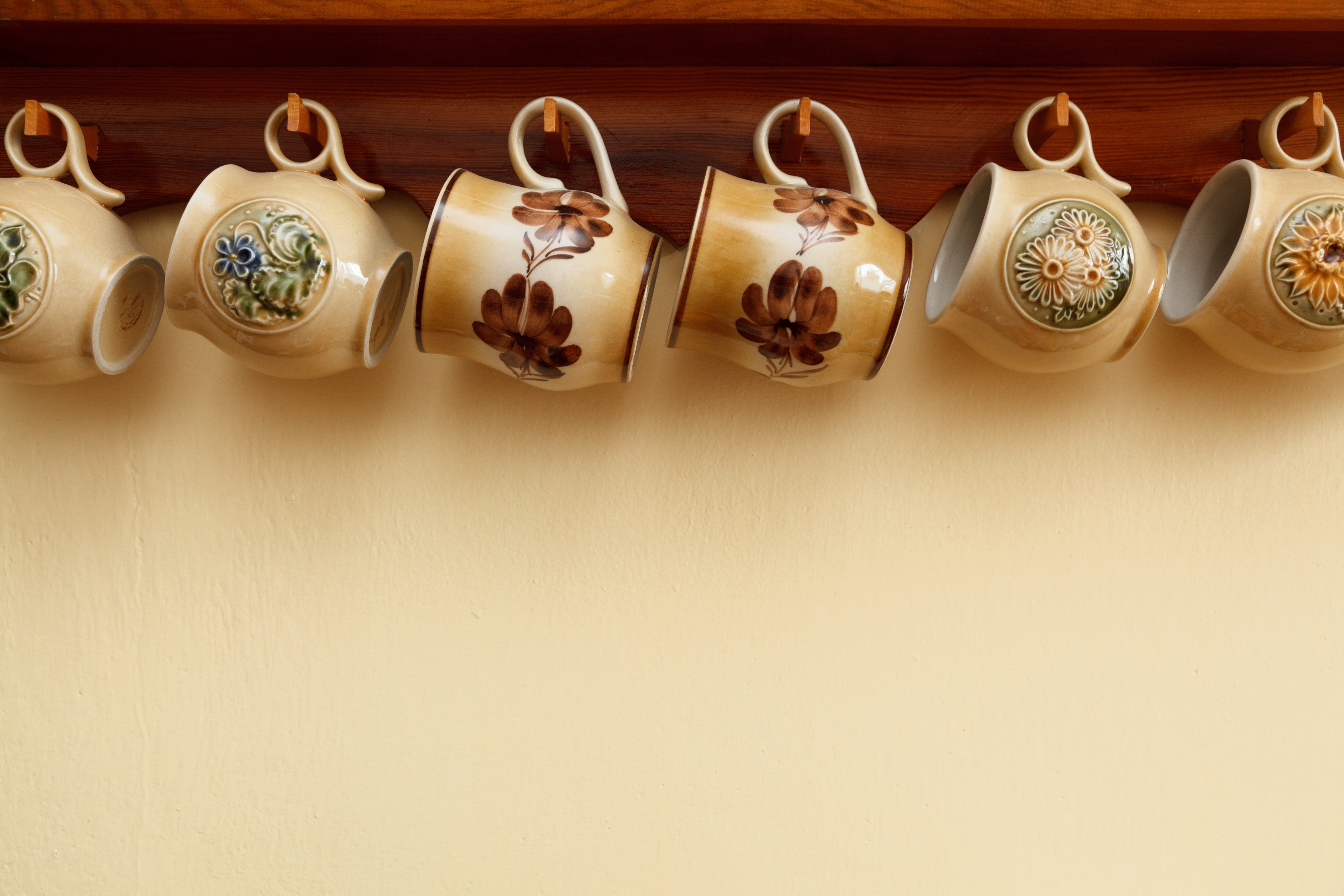 hooks, cup, row, mounted, simplicity, object, dish, decorated, crockery, large group of objects, assorted, hanged, tea, ceramics, food and drink, wooden, HD Wallpaper