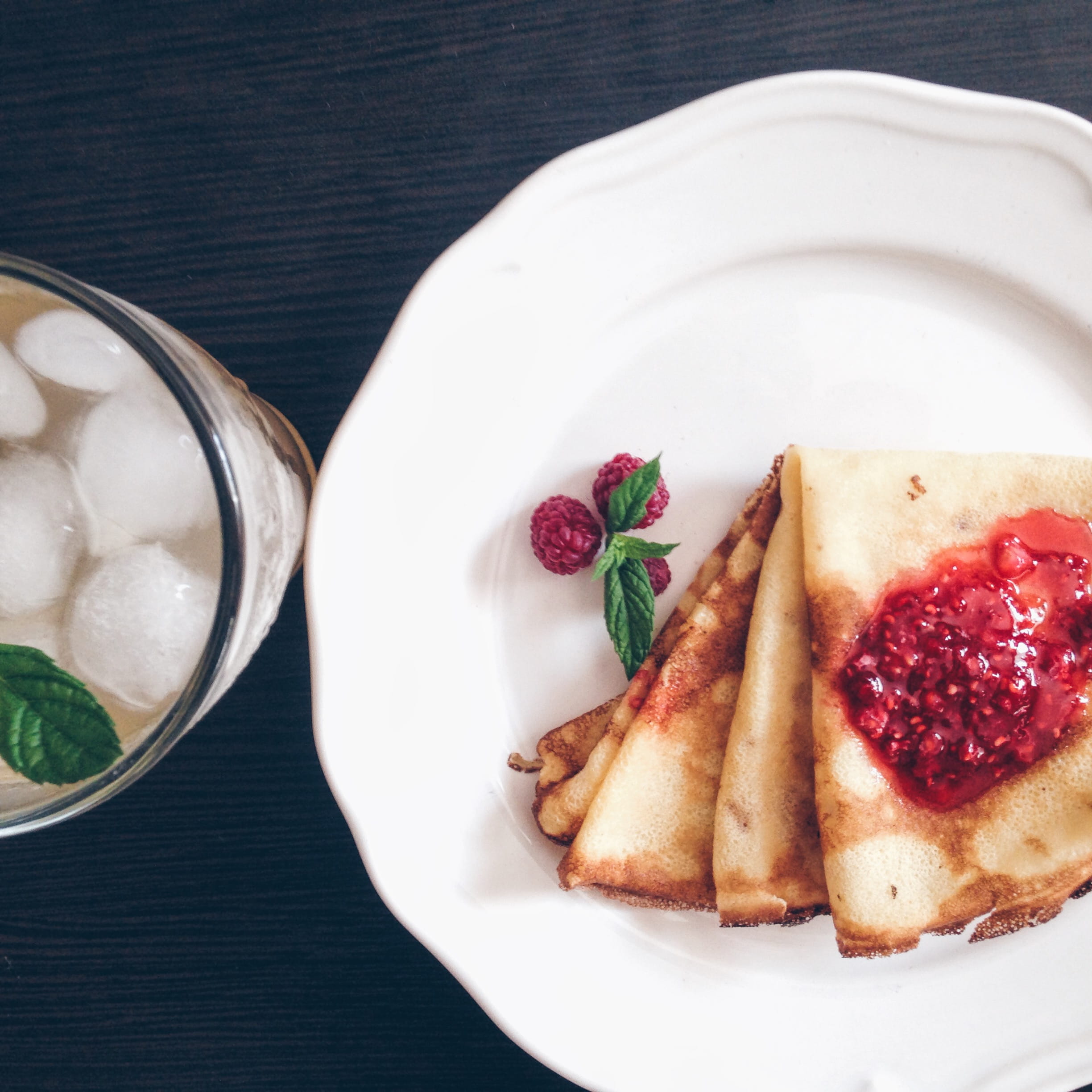 temptation, freshness, garnish, crepe - Pancake, ceramic plate, gourmet, white, healthy eating, still life, pancake, berry fruit, plate, wellbeing, bread, Phone HD Wallpaper