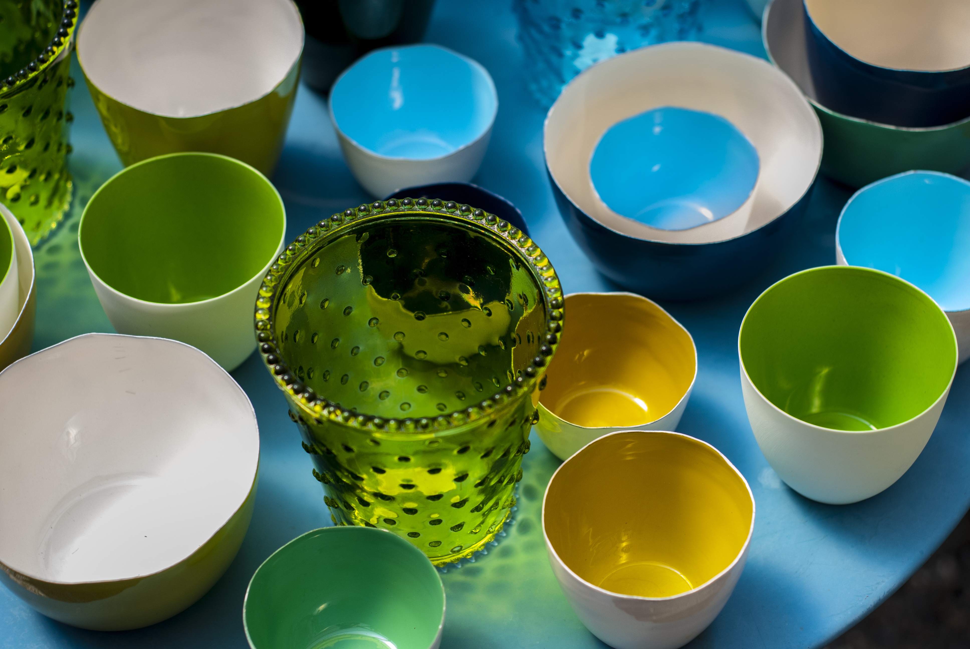 high angle view, porcelain, circle, pottery, still life, no people, pattern, plate, stack, choice, close-up, cup, geometric shape, lot, shape, bowl, white, HD Wallpaper