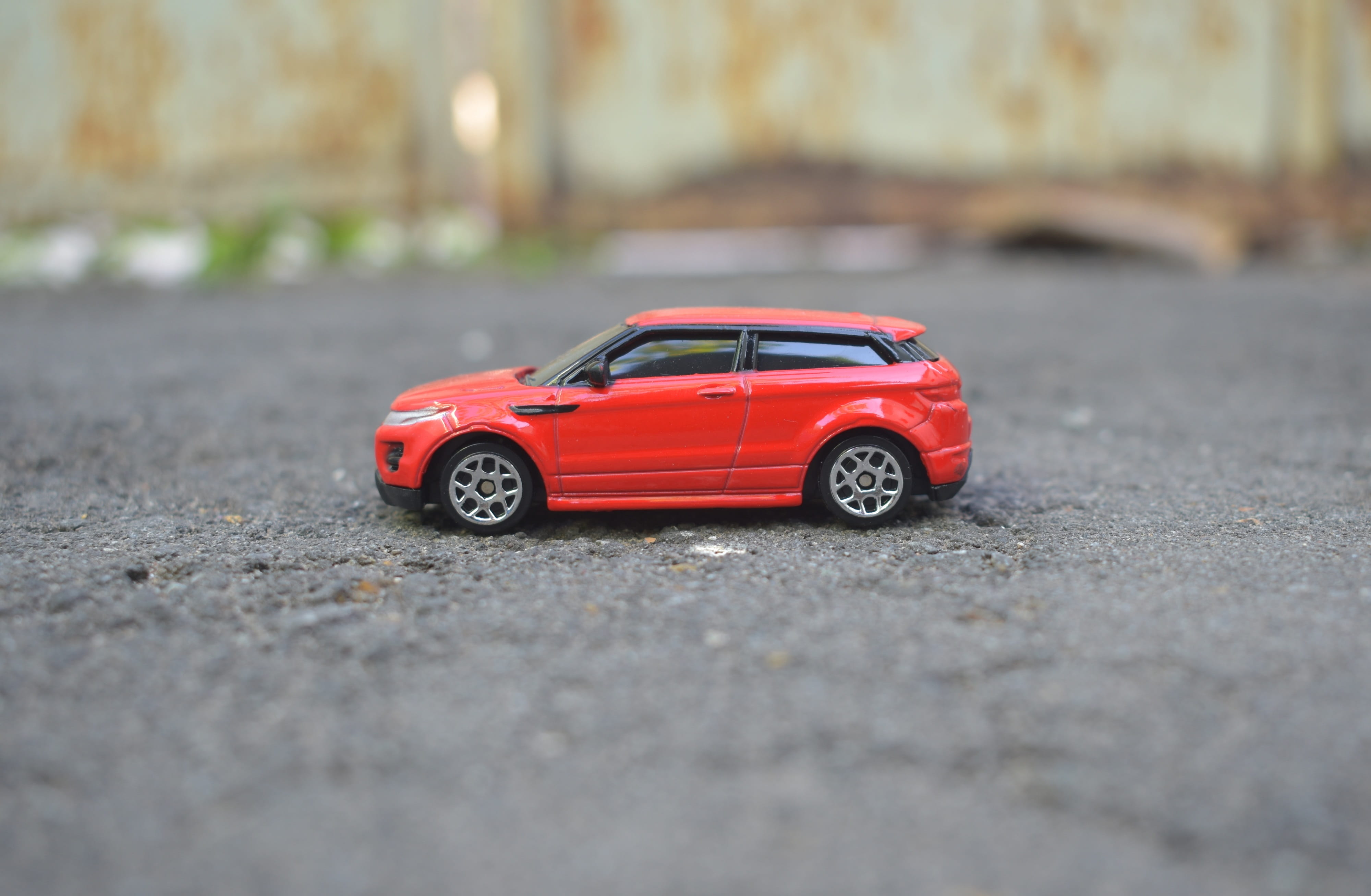 road, 4K, mode of transportation, range rover, architecture, city, miniature, single object, day, car, asphalt, motor vehicle, red, vehicle, street, selective focus, HD Wallpaper