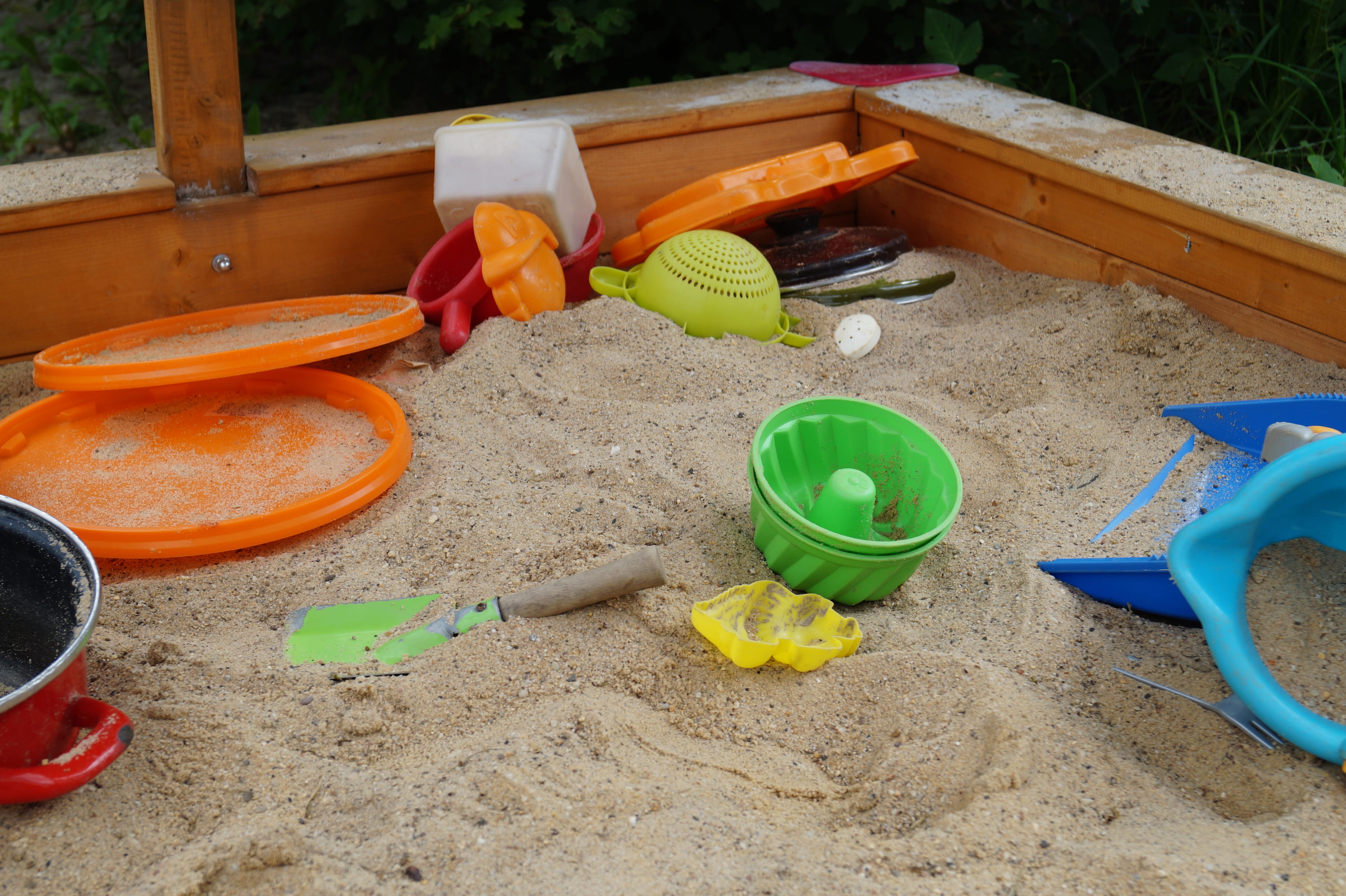 toys, sand, choice, multi colored, plant, can, 5K, sand toys, watering can, container, land, outdoors, bucket, nature, yellow, garden, sand pit, gardening, HD Wallpaper