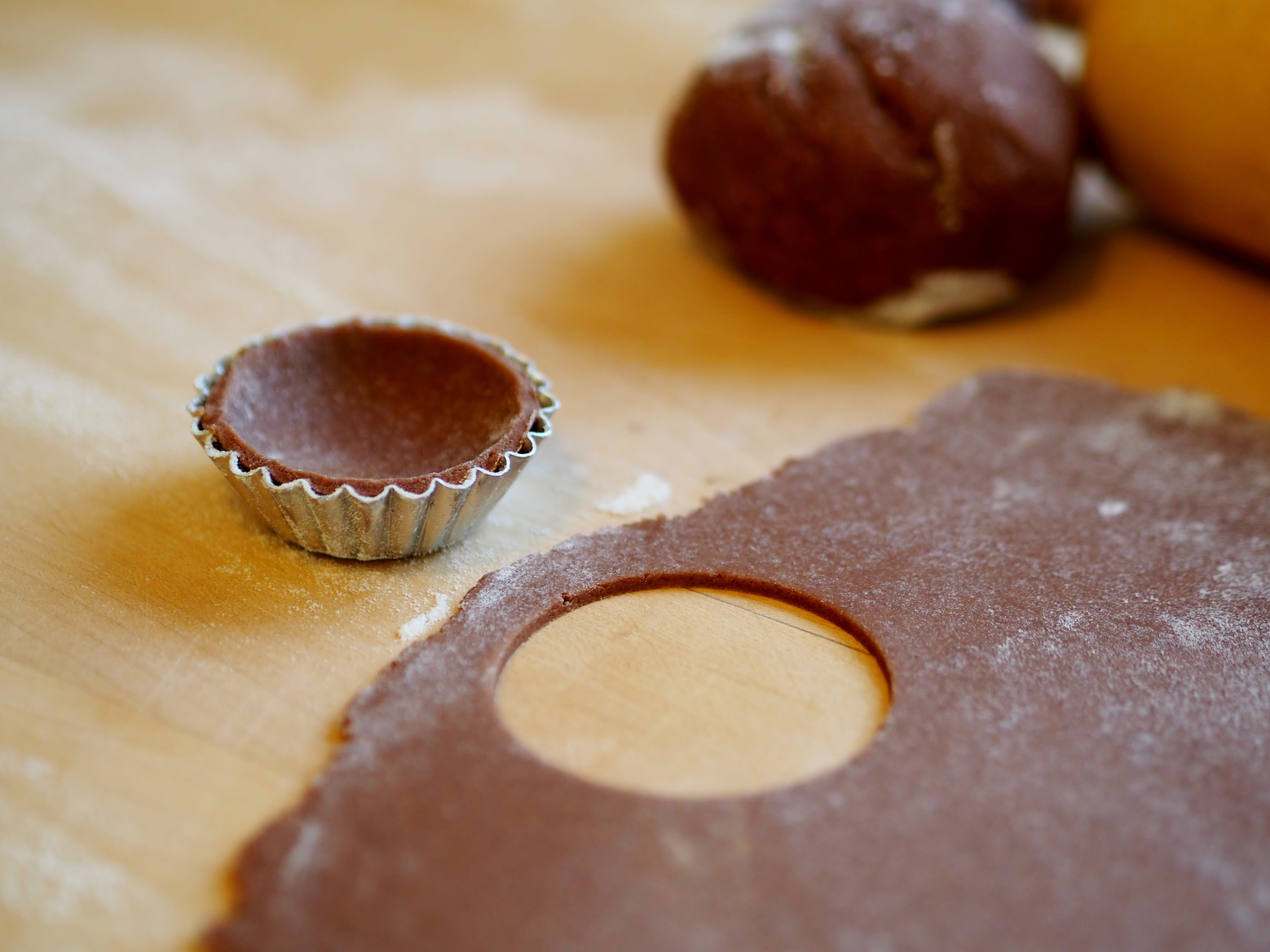 ramekins, sugar, food, backmasse, french food, muffin, table, tarte, baked, prepare, freshness, preparing food, chocolate, cake, cupcake, cocoa, wood - material, HD Wallpaper