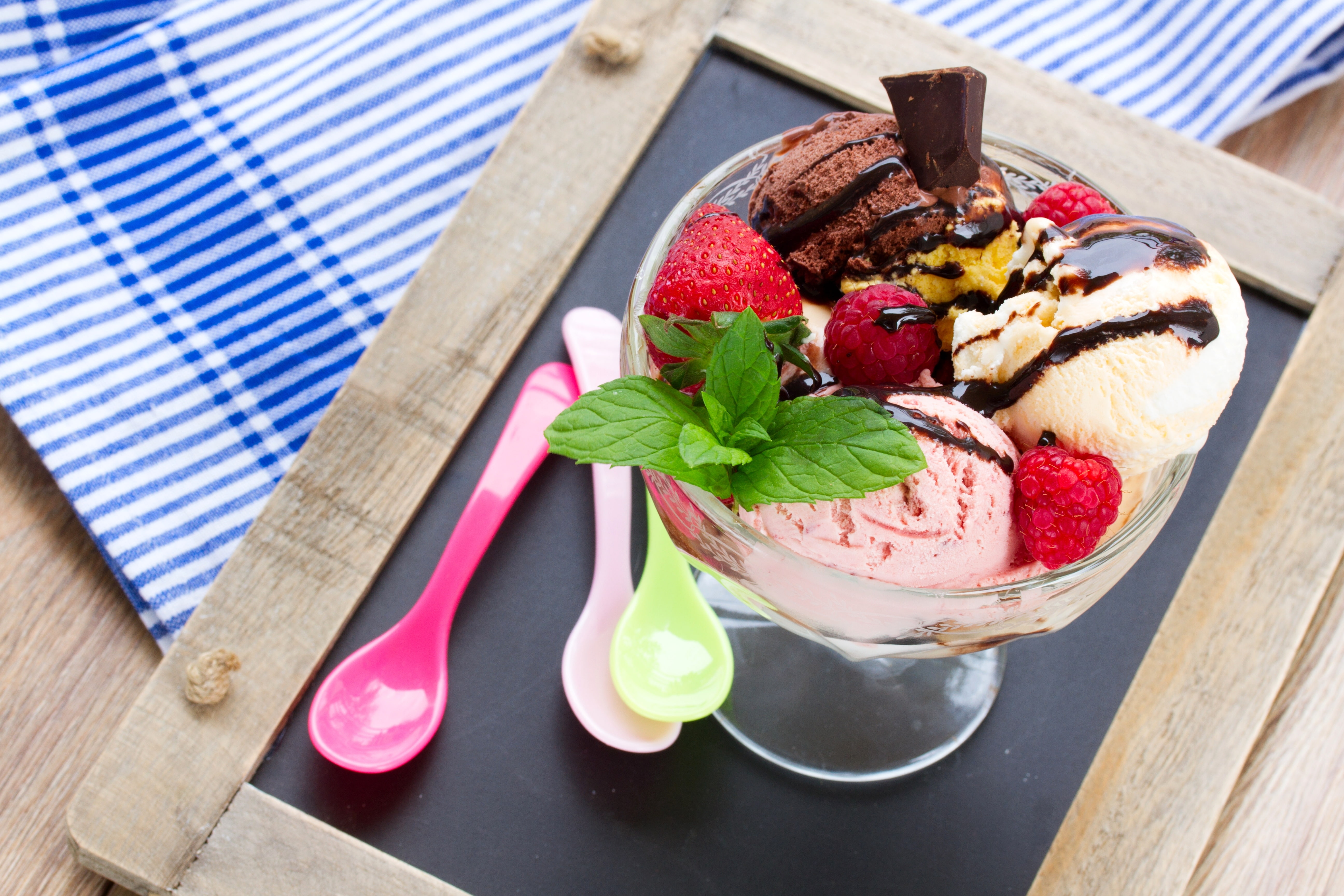 sweet, assorted, balls, ramekin, raspberry, berries, chocolate, 5K, ice, cuts, dessert, strawberry, ice cream, spoon, creams, flavor, HD Wallpaper
