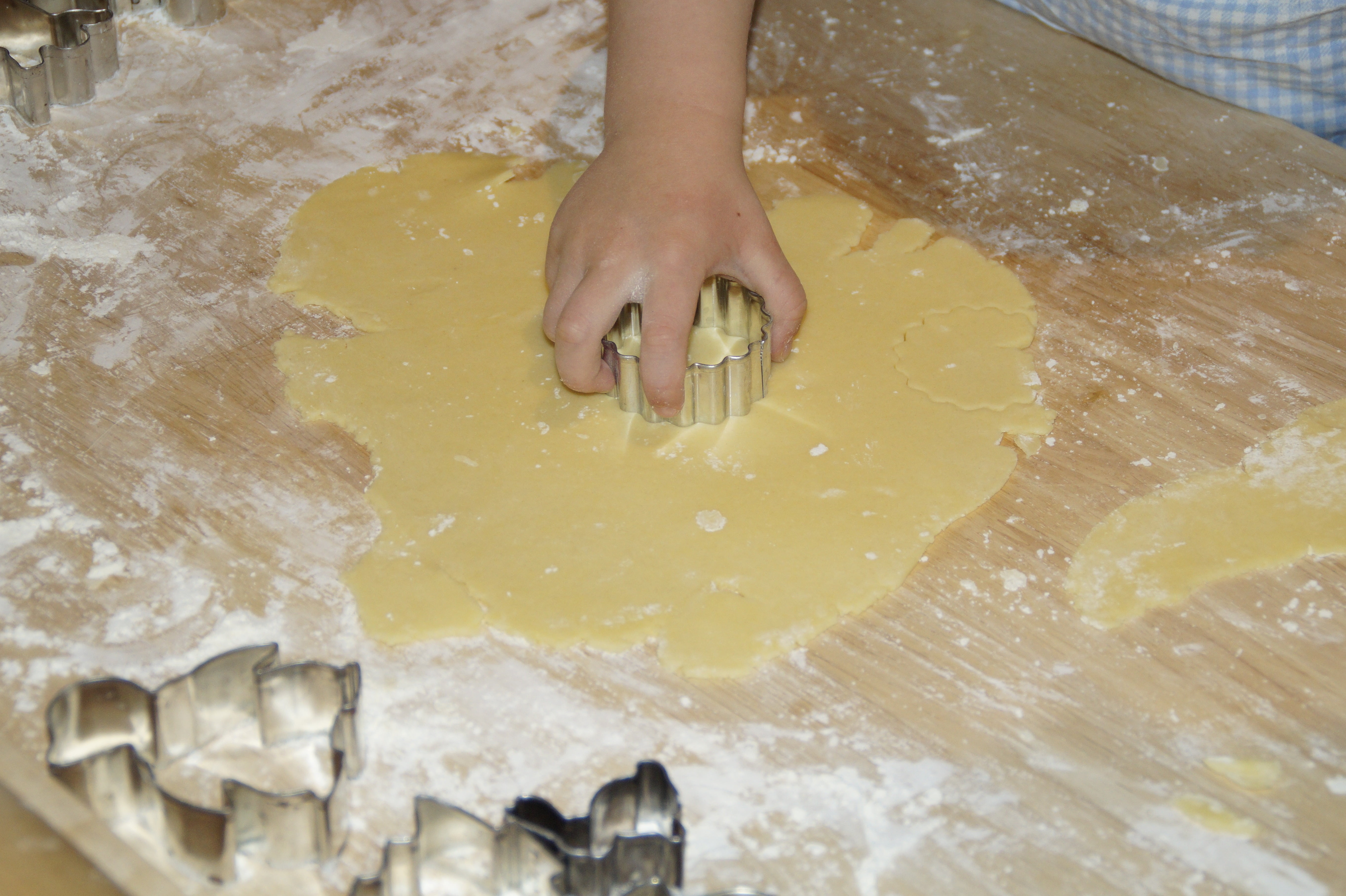 real people, domestic Kitchen, high angle view, mixing, ausstecherle, bake, human body part, cutter, christmas cookies, unrecognizable person, kneading, HD Wallpaper