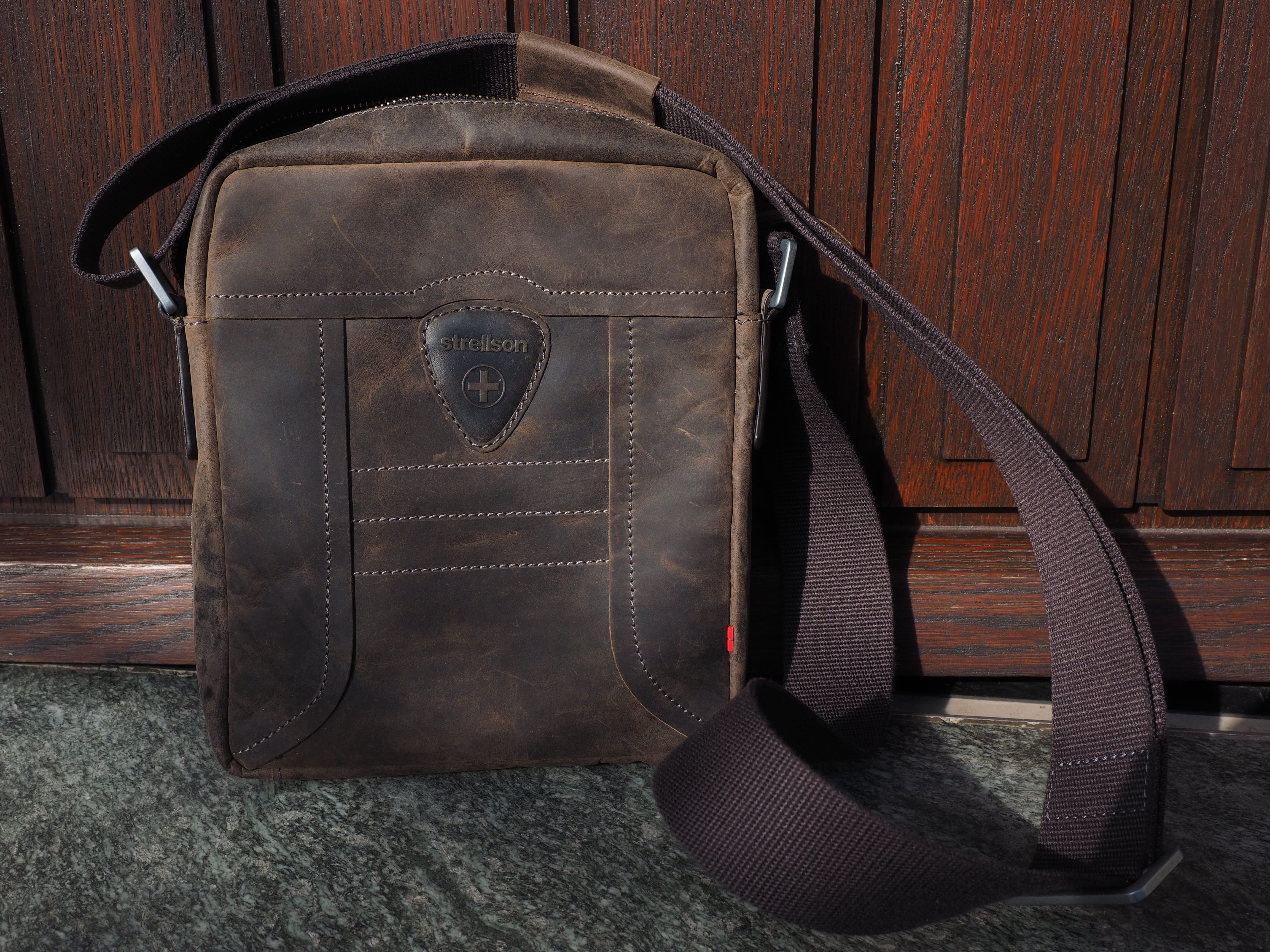 no people, wood - material, seat, single object, leather case, leather, day, high angle view, bag, suitcase, crossbody, wall, luggage, learning, wooden, HD Wallpaper