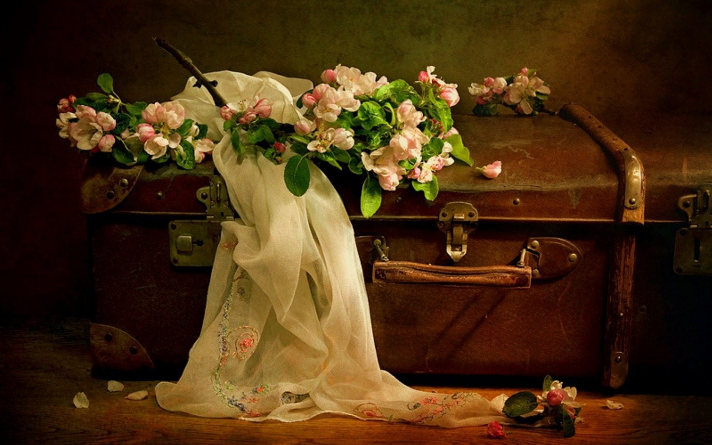 720P, Still Life, Scarf, Photography, Flower, Vintage, Suitcase, HD Wallpaper