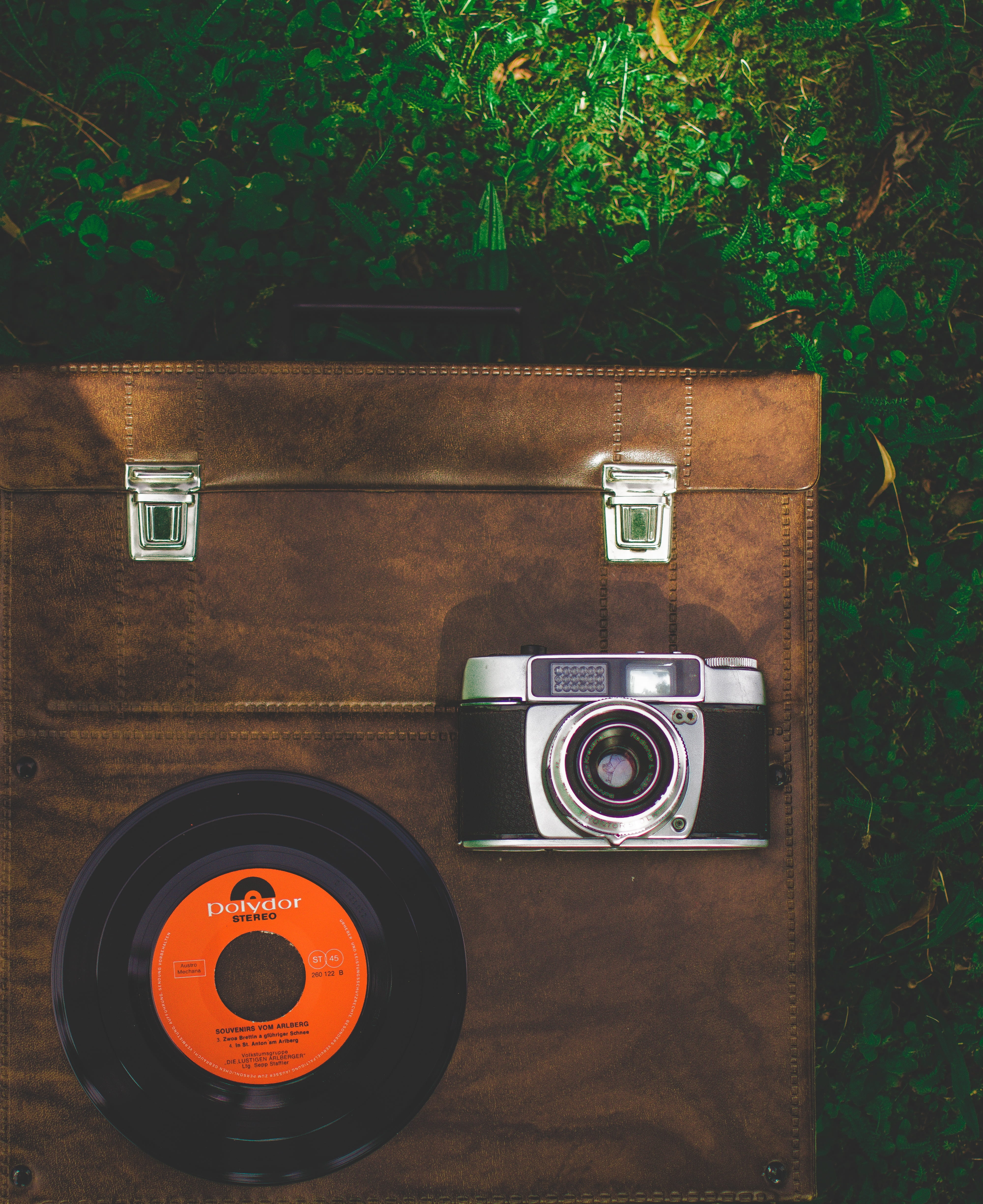vintage, wood - material, old, table, digital camera, 4K, photographic equipment, holiday, music, analog, photography themes, camera - photographic equipment, Phone HD Wallpaper