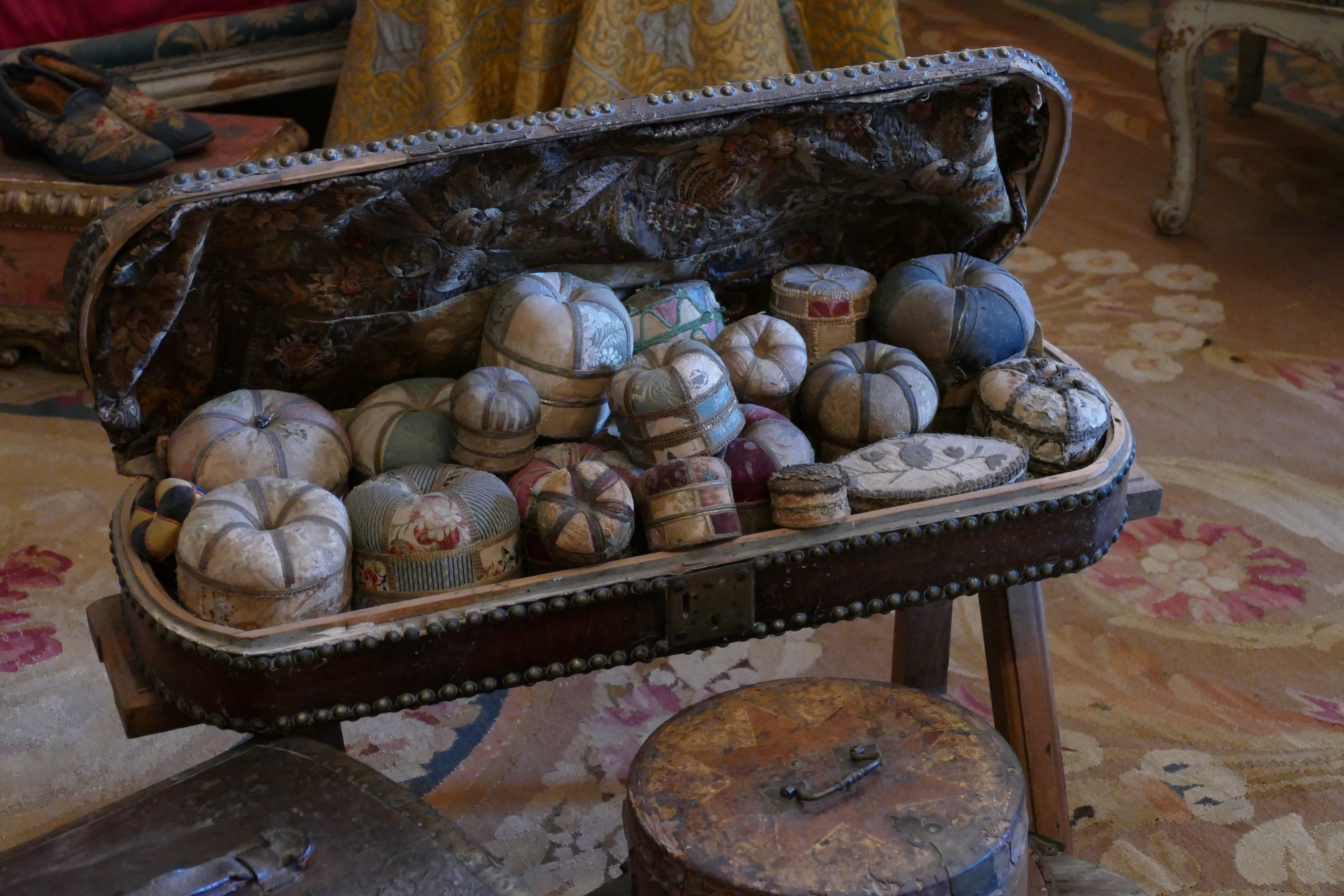 antique, market, food, suitcase, 5K, close-up, high angle view, wellbeing, yarn, large group of objects, freshness, old, container, vintage, boussac, france, HD Wallpaper