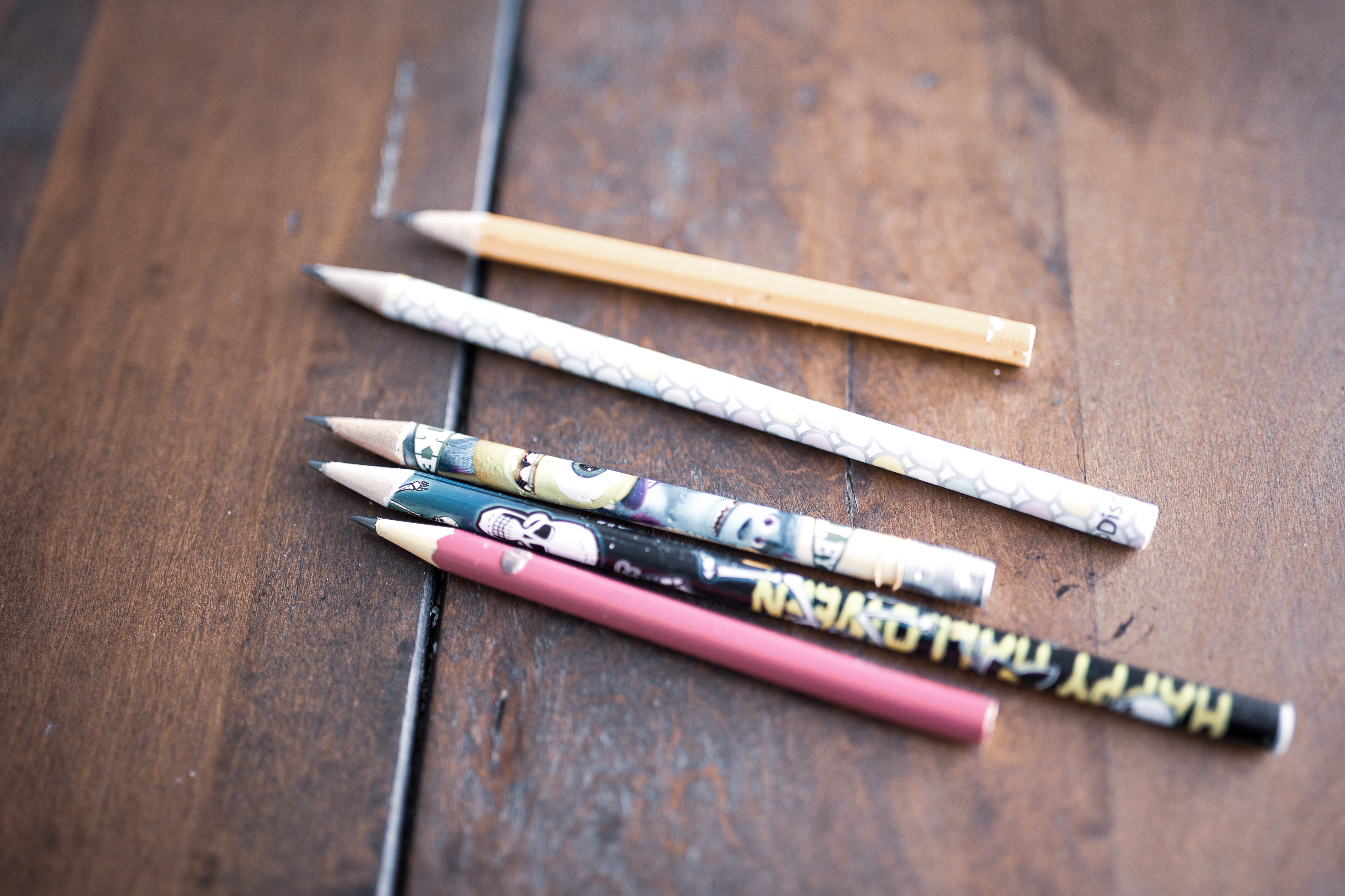 medium group of objects, 5K, still life, art, drawing, tool, group of objects, selective focus, focus on foreground, art and craft, desk, arrow, creativity, HD Wallpaper