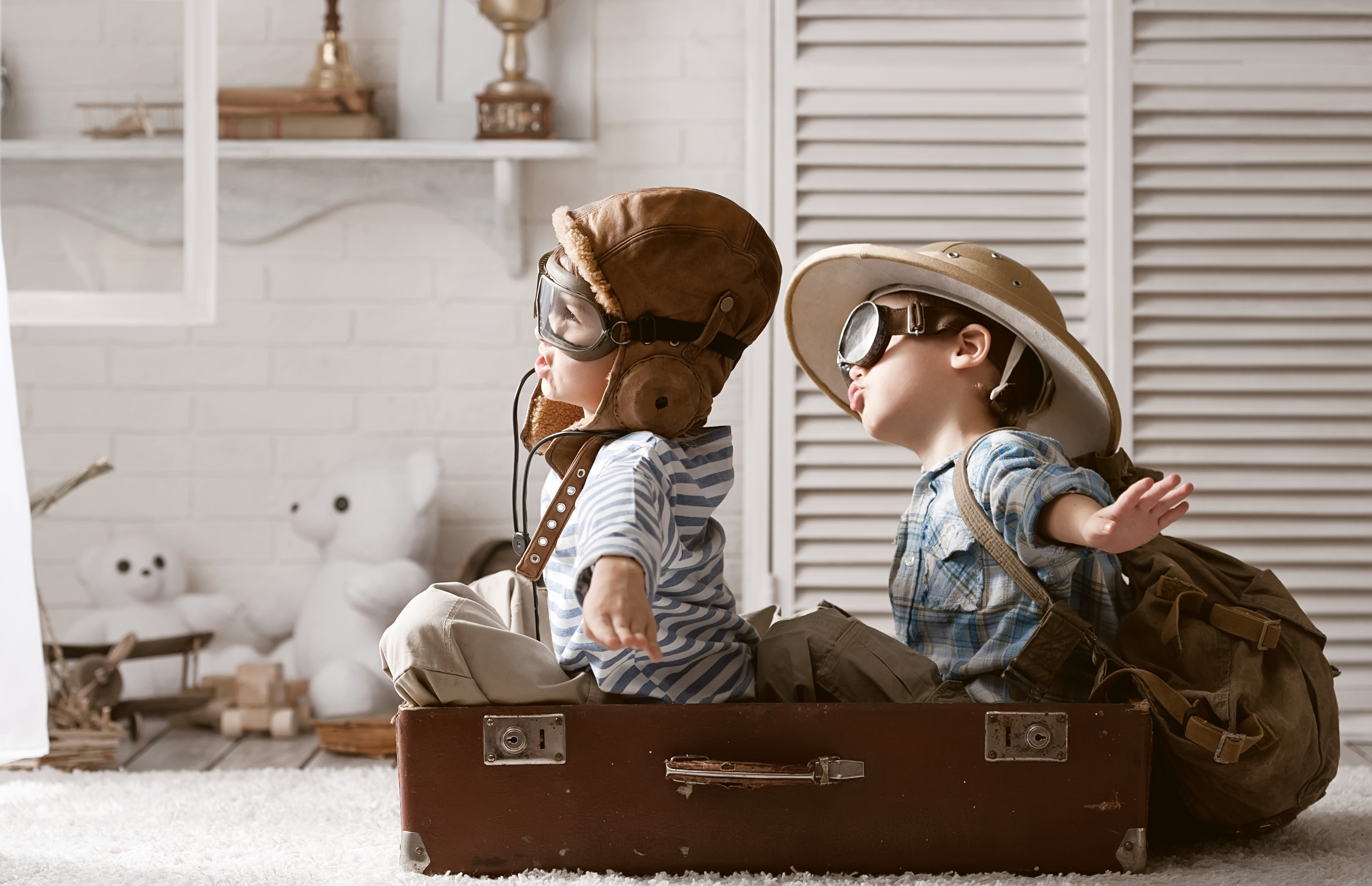 cheerful, backpack, togetherness, people, bears, family, father, outdoors, men, suitcase, the game, toddler, toys, travel, vacations, innocence, sitting, HD Wallpaper