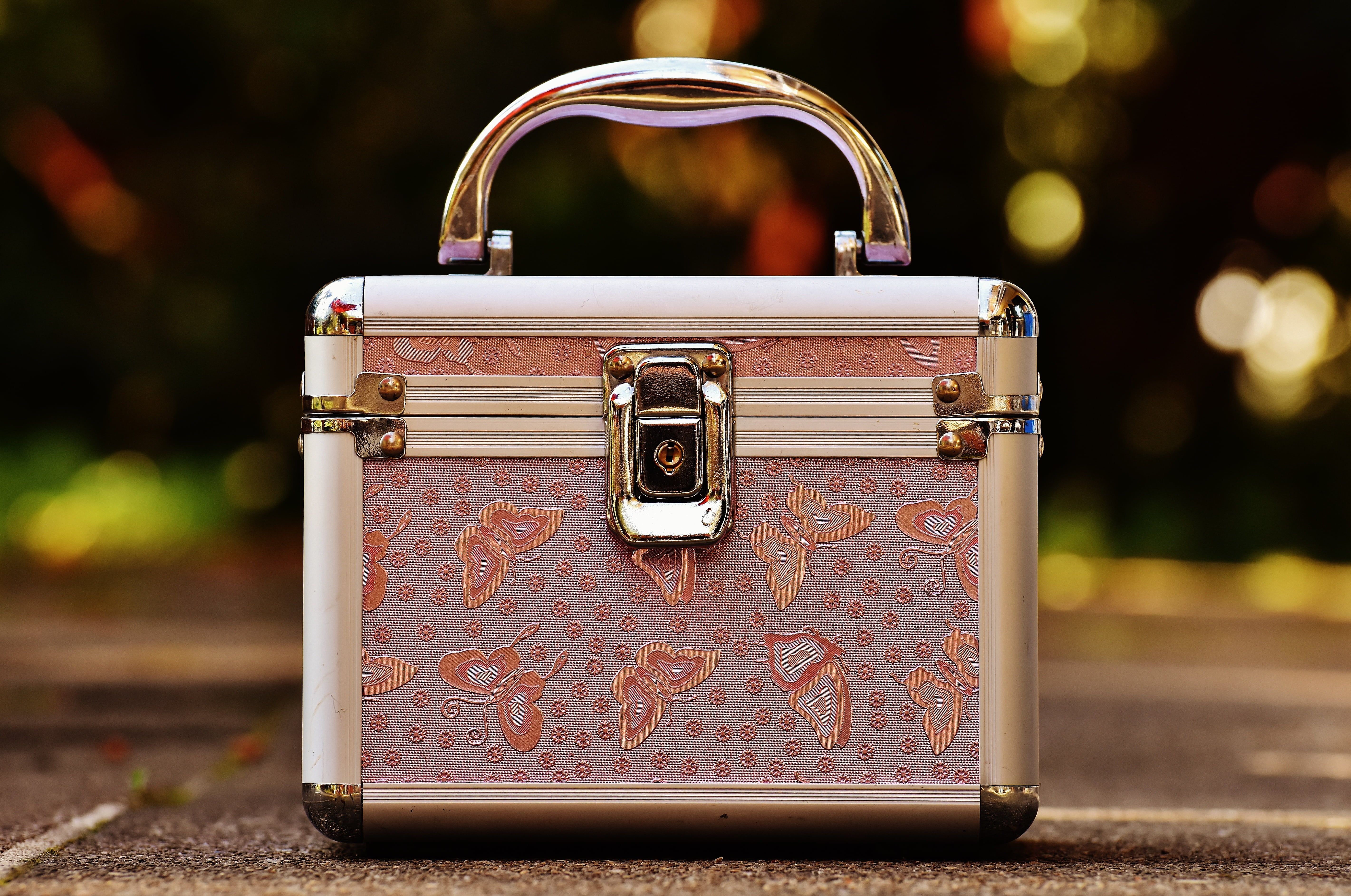 road, safety, suitcase, metal, outdoors, 5K, antique, vanity cases, silver, travel, focus on foreground, storage, handle, day, cute, close-up, briefcase, HD Wallpaper