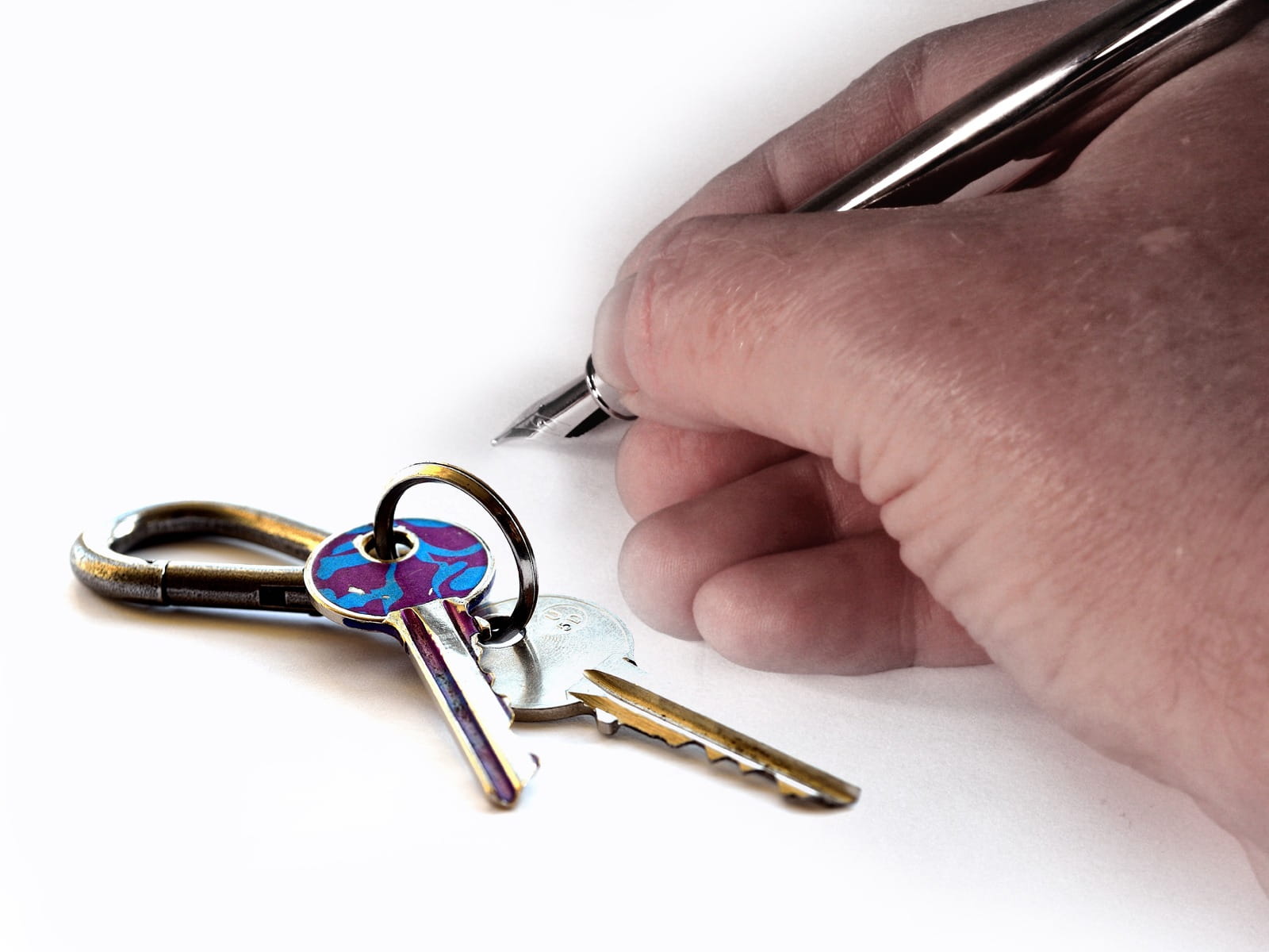 key, fountain pen, gold colored, tenant, 720P, finger, ballpoint, metal, close-up, one person, stainless, human Hand, key ring, sign off, gold, pen filler, HD Wallpaper