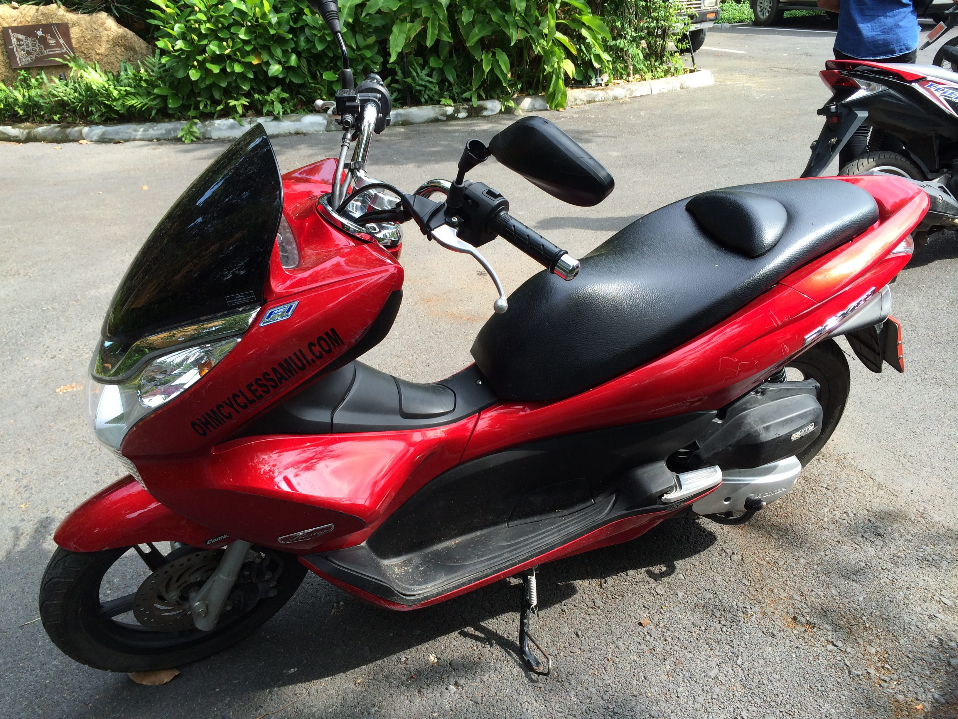 motorcycle, side view, wheel, stationary, bike, red, land vehicle, travel, day, scooter, outdoors, summer, motor scooter, street, road, 2K, rent, black color, HD Wallpaper