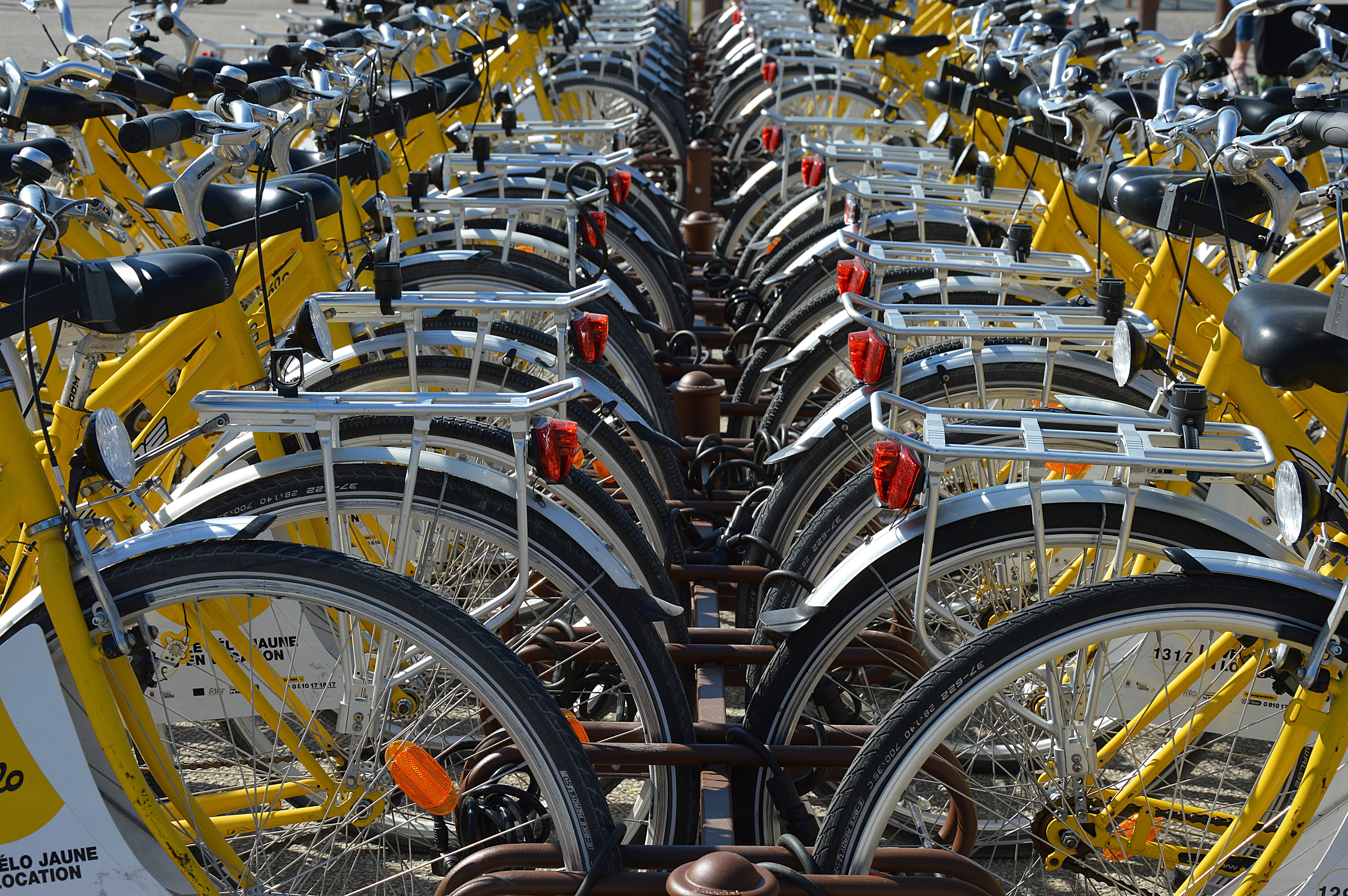 stationary, transport, metal, parking lot, wheel, promenade, urban, full frame, high angle view, outdoors, in a row, bike, side by side, pedals, bicycle, HD Wallpaper