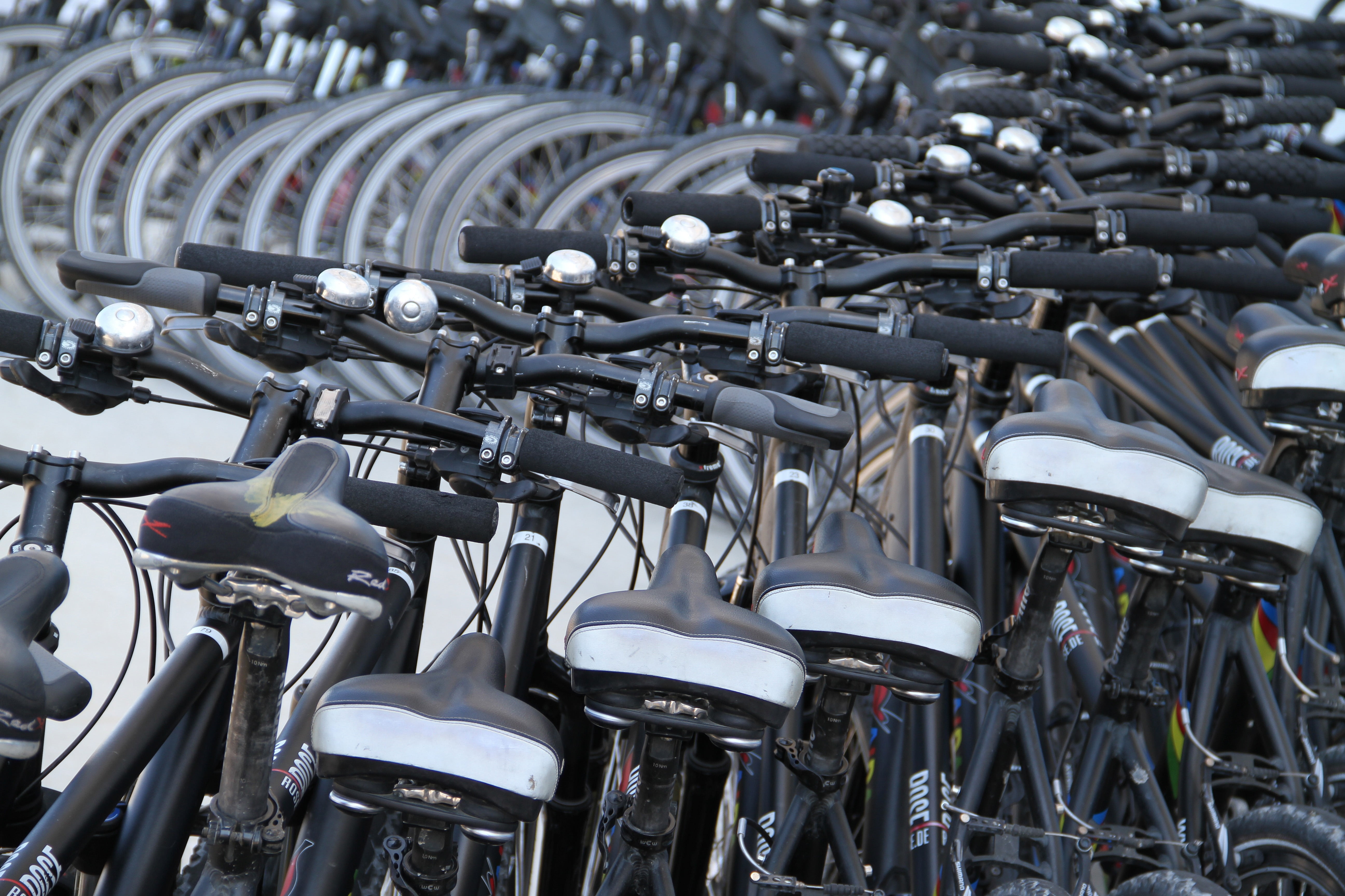 silver colored, day, seat, black, side by side, transportation, mountain bike, 5K, biker, land vehicle, large group of objects, arrangement, parking lot, HD Wallpaper