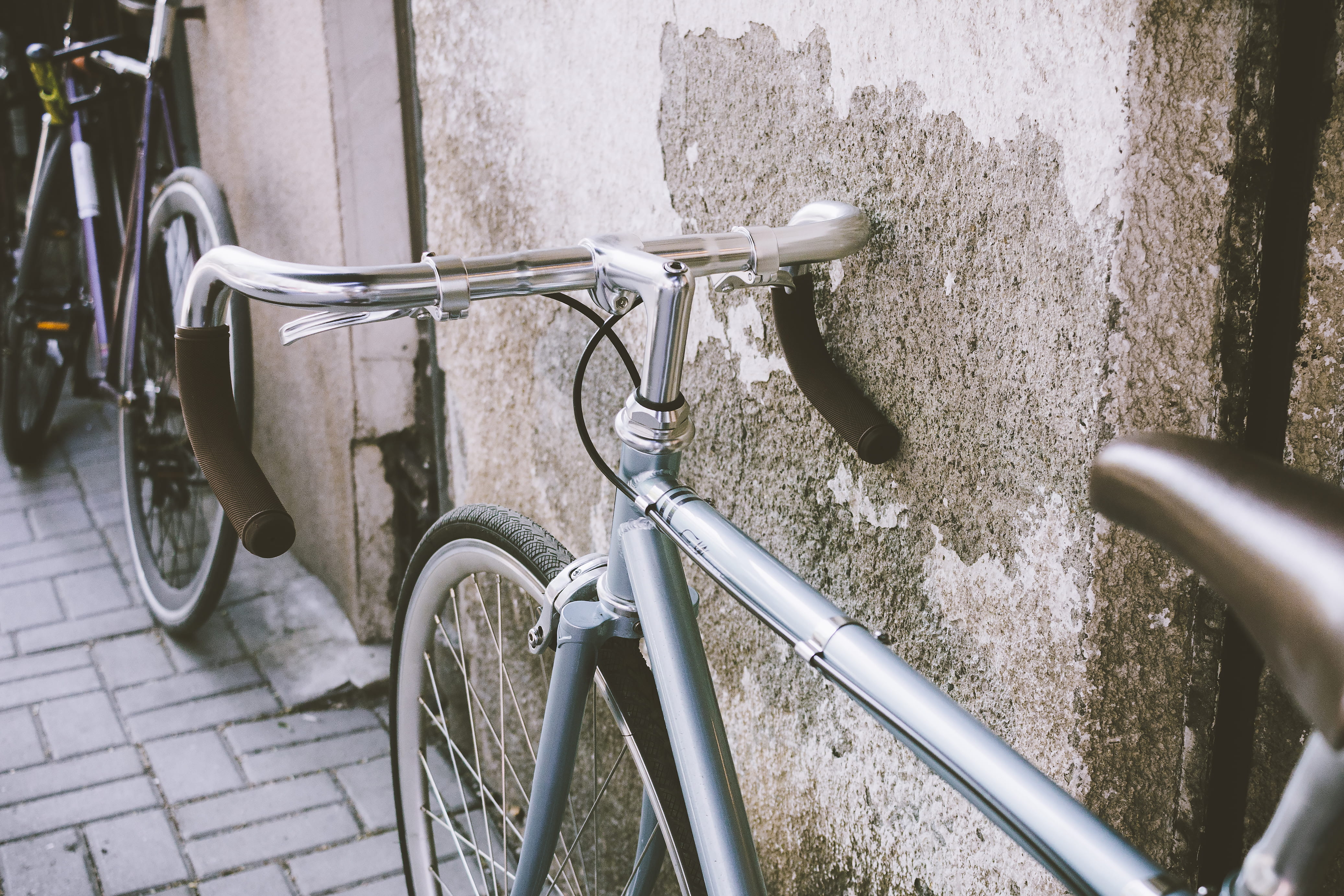 sunlight, stand, bike, street, built structure, day, road, comfort, comfortable, wall, architecture, leaning, elegant, handlebar, transportation, classic, HD Wallpaper