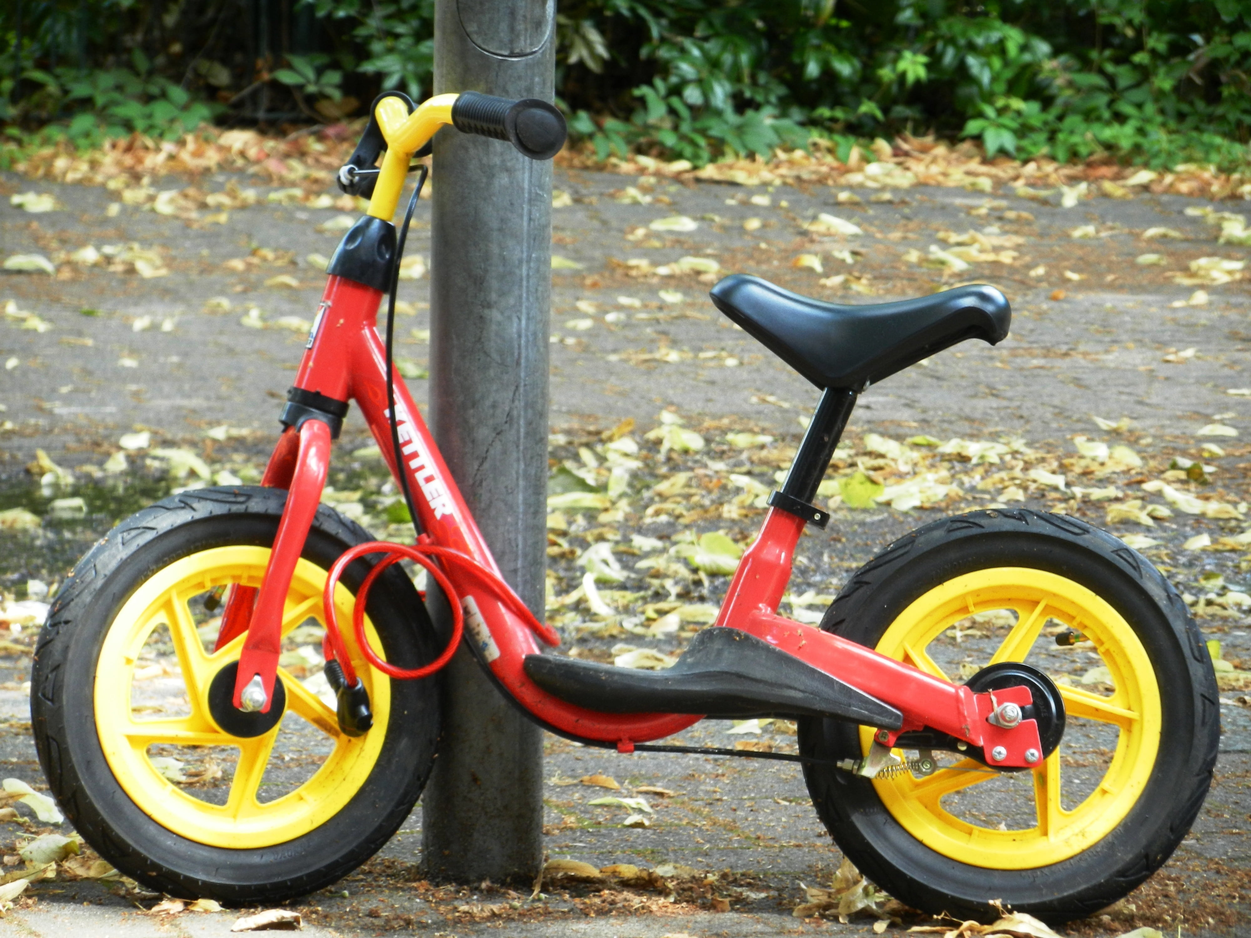 bicycle, outdoors, wheel, no people, transportation, sport, spokes, steering wheel, nature, city bicycles, red, tire, close-up, children, luggage rack, HD Wallpaper