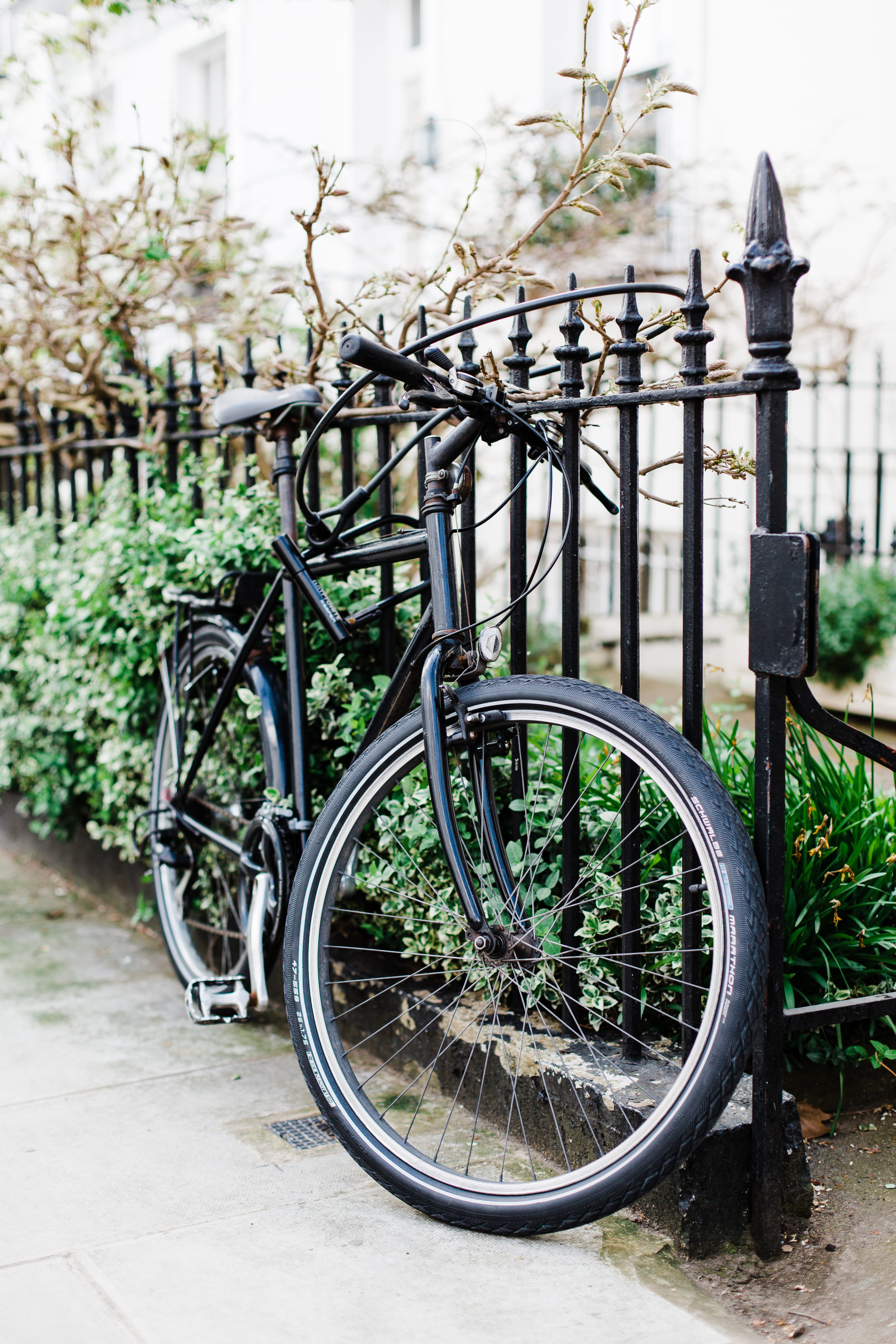 britain, wheel, bicycle, parking, outdoors, lock, mode of transportation, no people, street, london, close-up, city, bicycle rack, traffic, day, security, Phone HD Wallpaper