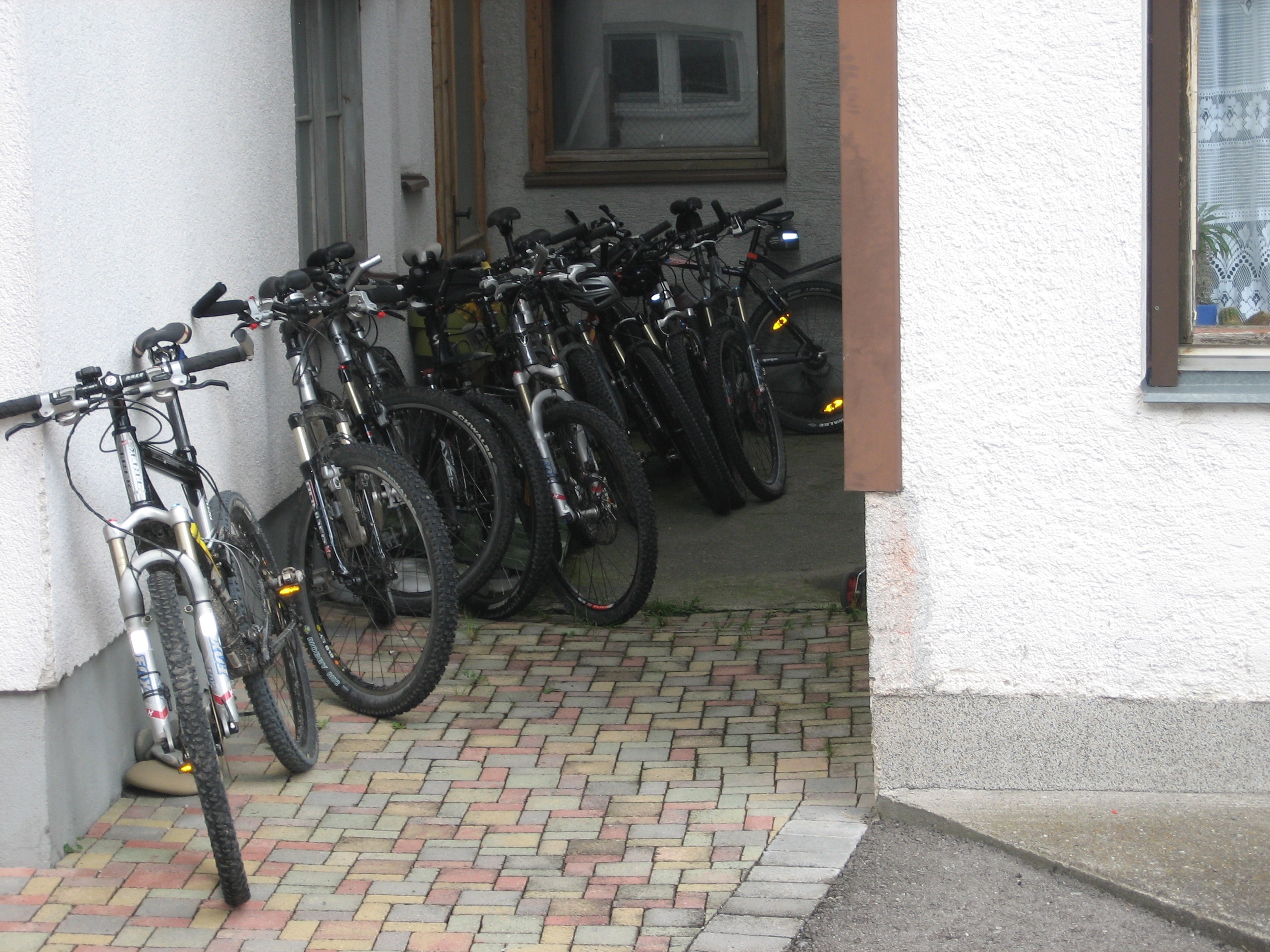 transalp, mode of transportation, parking, wheel, sidewalk, building, 2K, bike, outdoors, bicycle rack, street, door, day, built structure, building exterior, HD Wallpaper