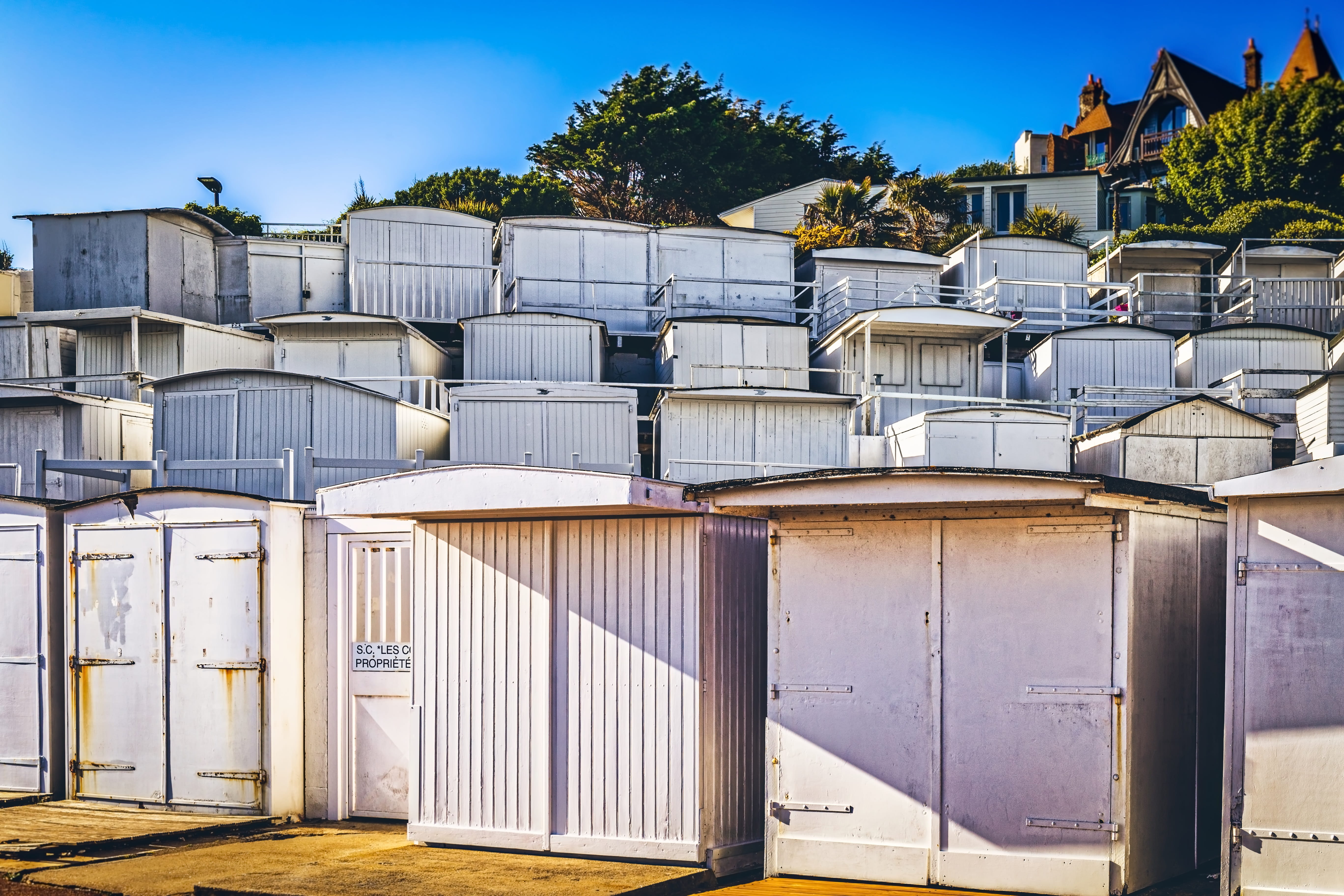exterior, beach house, architecture, no people, building exterior, city, travel, houses, plant, day, sky, blue, in a row, changing, built structure, tourism, HD Wallpaper