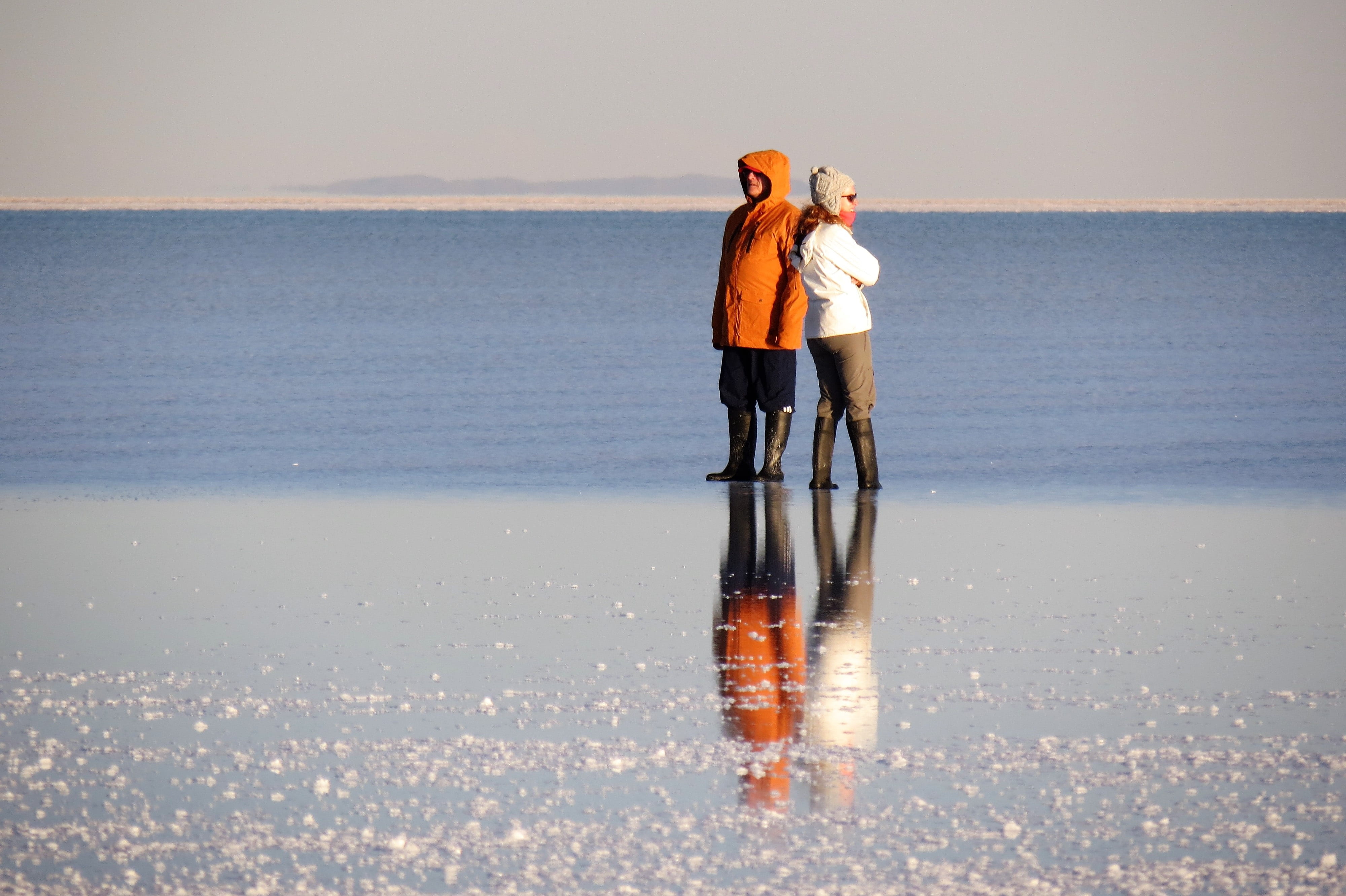 uyuni salt flat immensity, peaceful, sky, daughter, landscape, couple - relationship, positive emotion, sea, emotion, vacations, horizon, full length, beach, HD Wallpaper