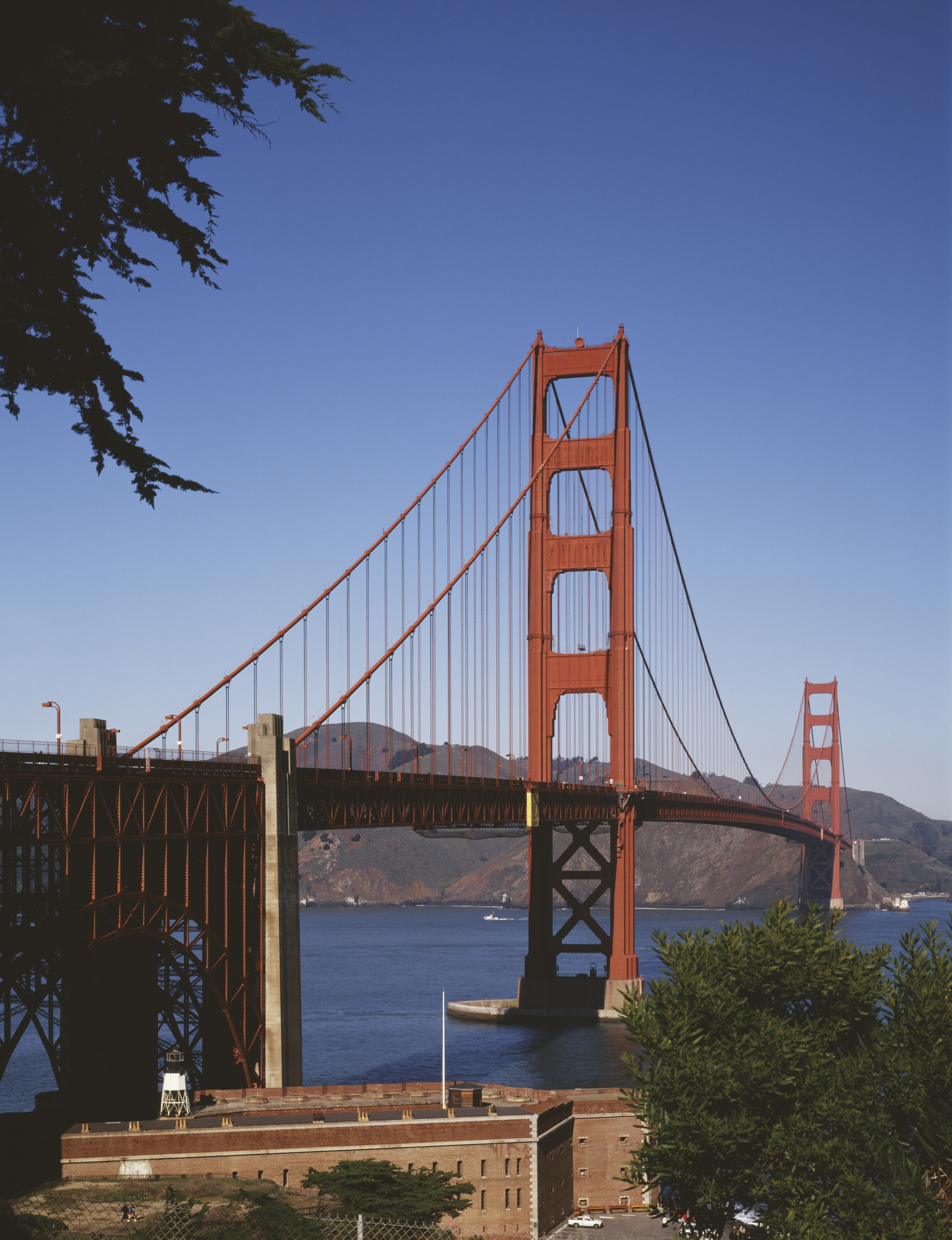 5K, famous, built structure, ocean, historic, suspension, bridge, landmark, red, bridge - man made structure, travel, usa, nature, sky, clear sky, connection, Phone HD Wallpaper