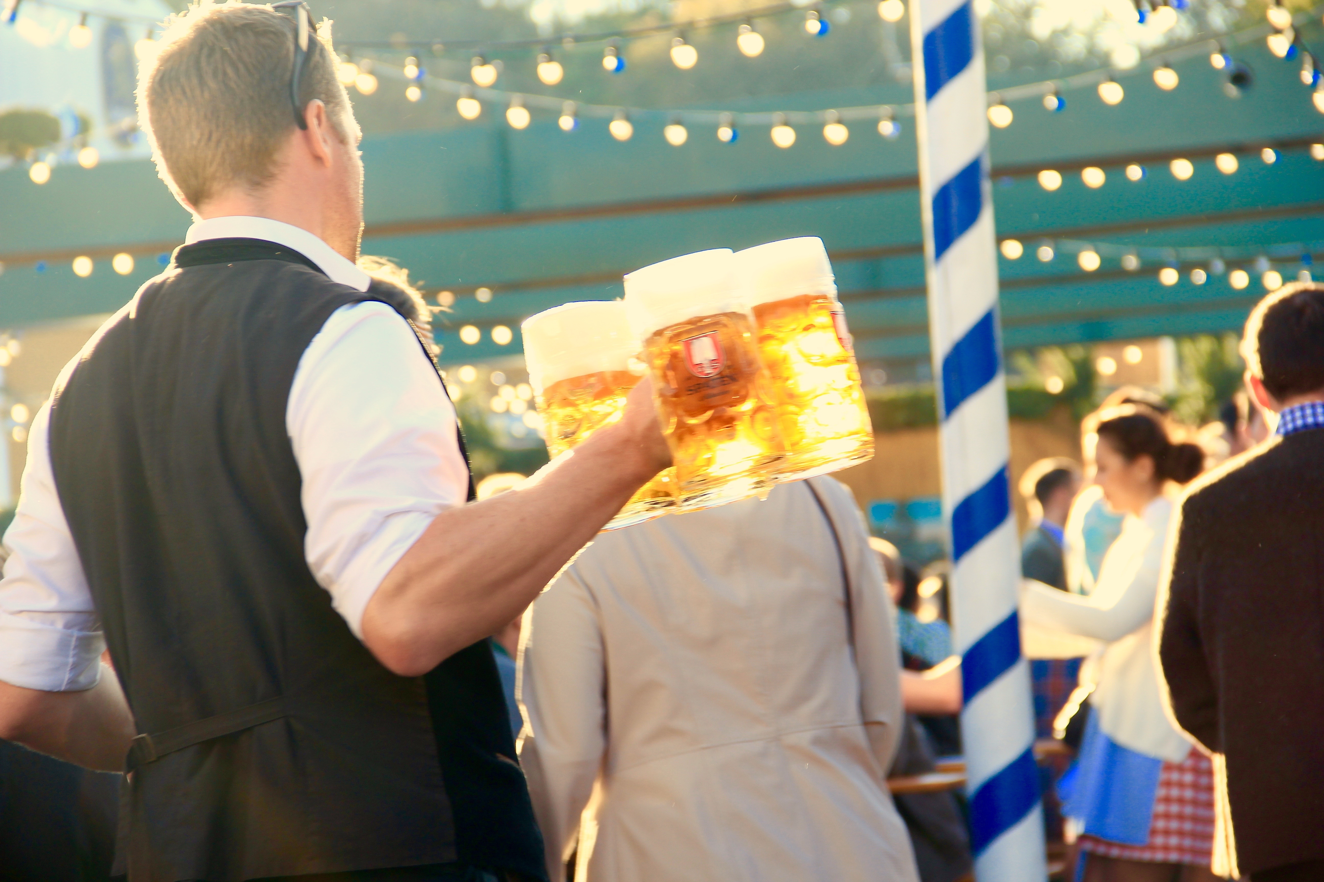 real people, man, incidental people, waiter, beers, togetherness, beer, leisure activity, 5K, filled, party - social event, munich, oktoberfest, group of people, HD Wallpaper