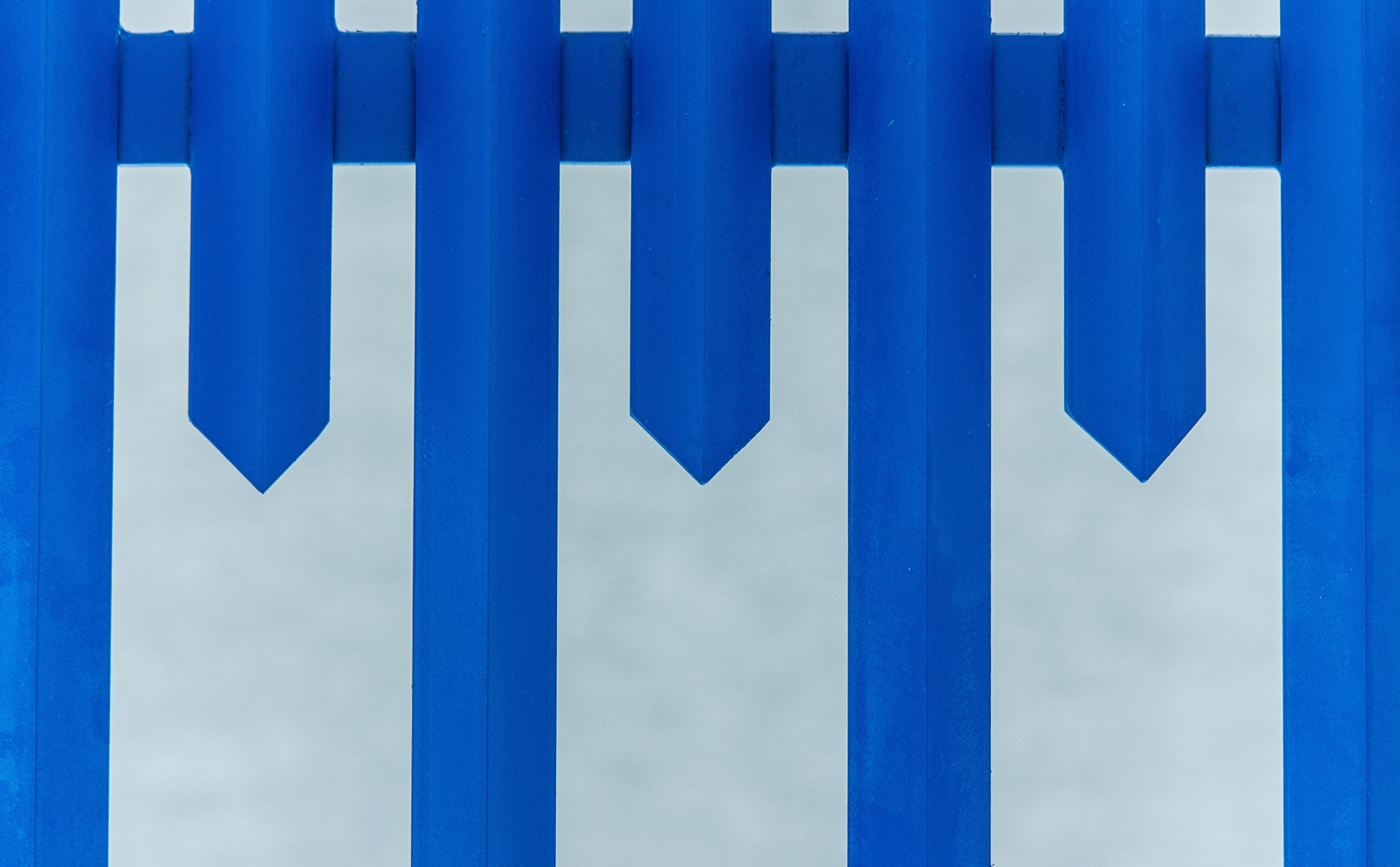 no people, samsungnx200, fence, imaging, arrow symbol, wall - building feature, samsung, Europe, full frame, Aero, steel, mirow, white color, backgrounds, HD Wallpaper