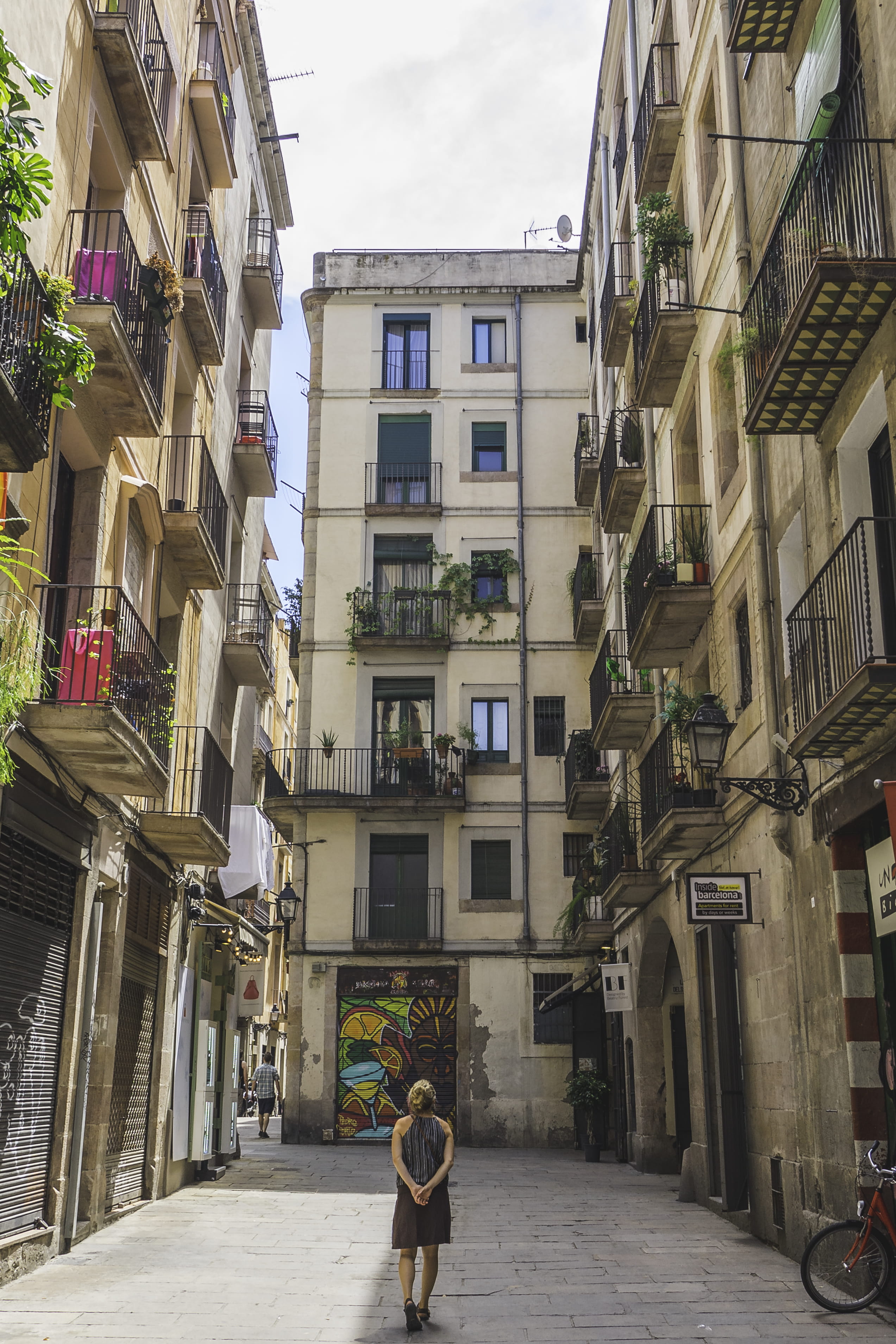 outdoors, street, alley, building exterior, women, day, building, gothic quarter, men, rear view, residential district, architecture, spain, real people, Phone HD Wallpaper