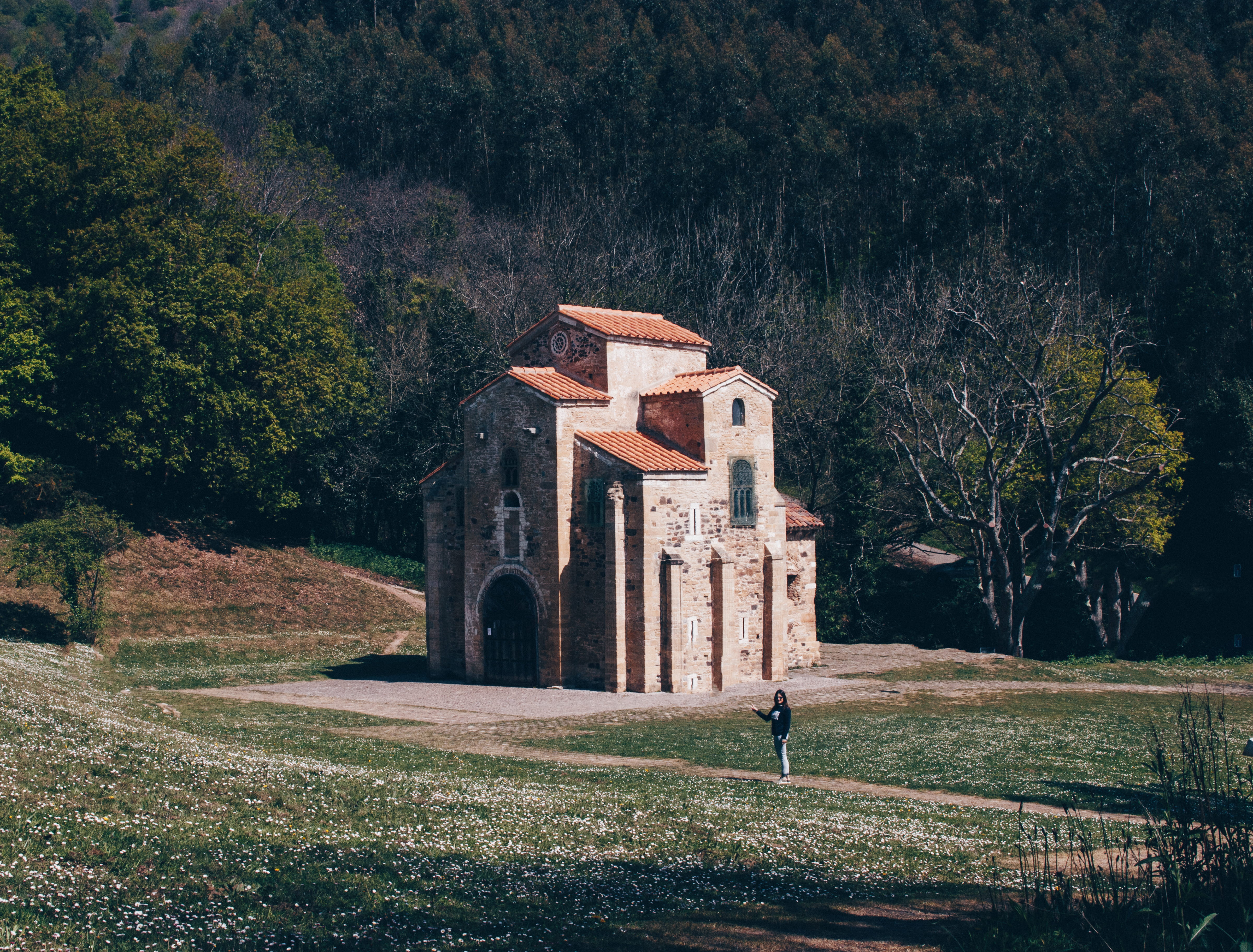 beauty in nature, architecture, field, religion, abbey, girl, mountain, landscape, mount, grass, jambs, day, land, built structure, place of worship, 4K, HD Wallpaper