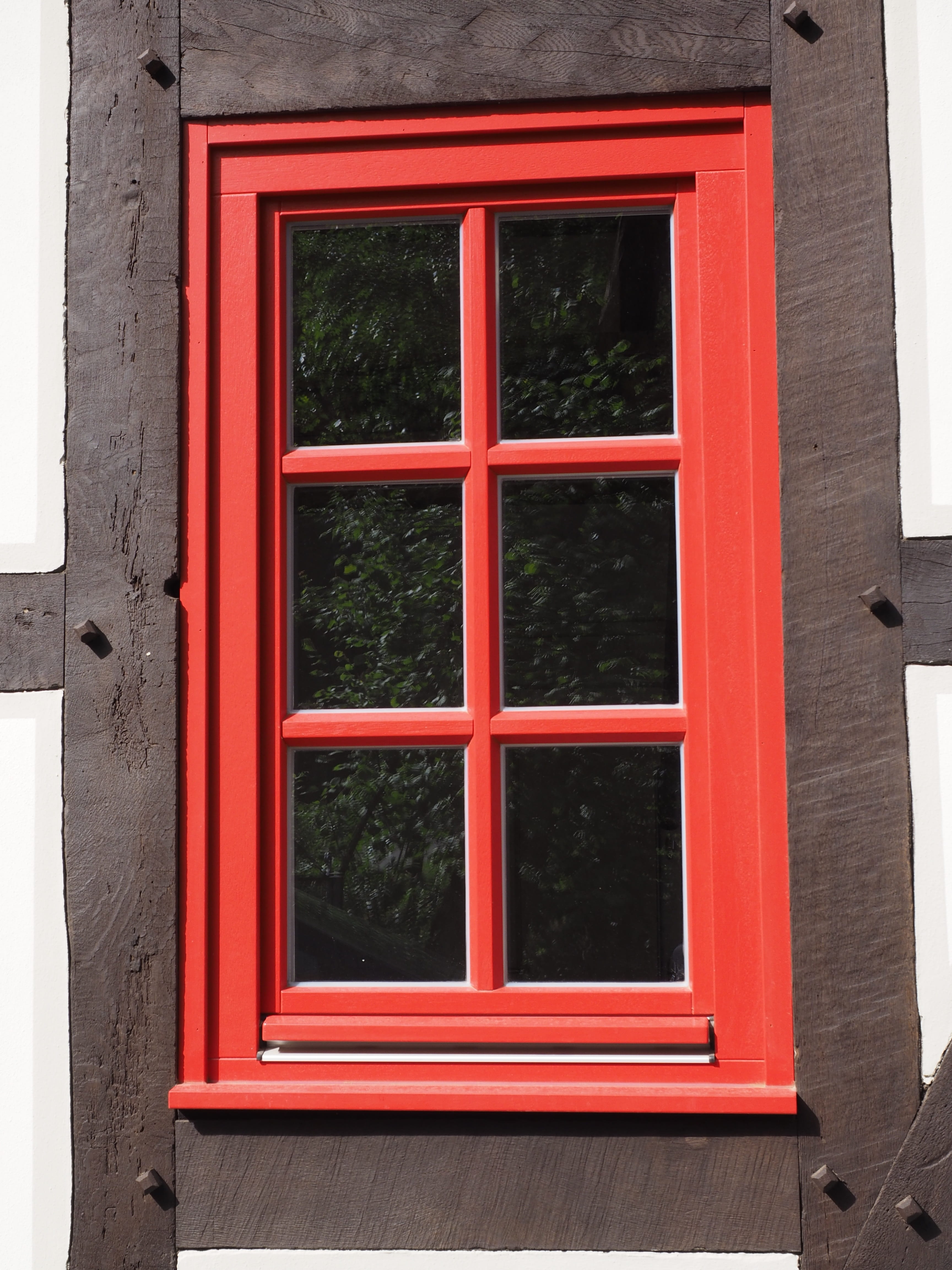 glass - material, building, window, architecture, fachwerkhaus, outdoors, day, residential district, red, built structure, no people, 4K, window frames, Phone HD Wallpaper