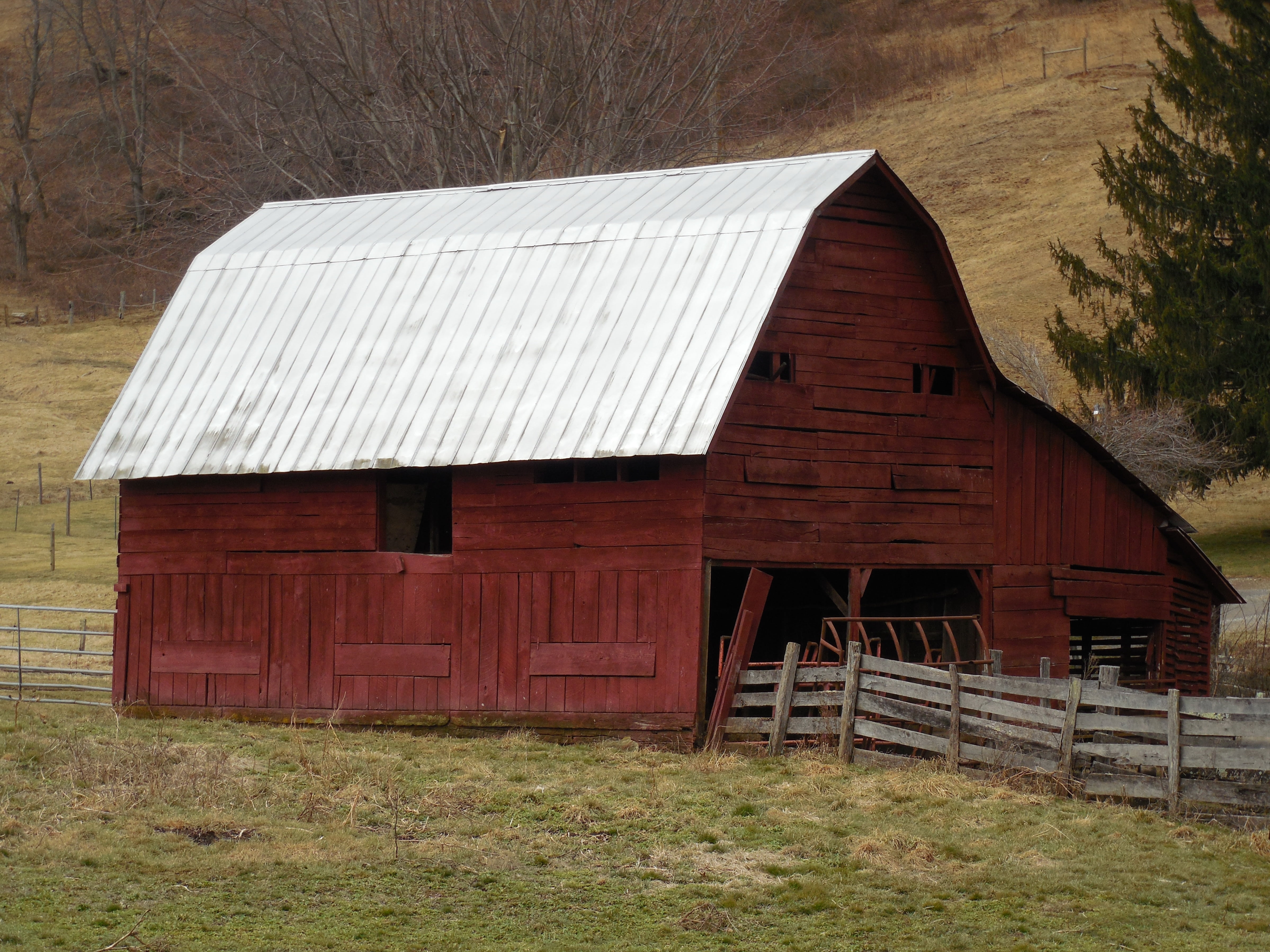 building exterior, farmland, old, pasture, outdoor, fence, cottage, farm, grass, land, wooden, structure, red, building, loft, wood, rural, plant, architecture, HD Wallpaper