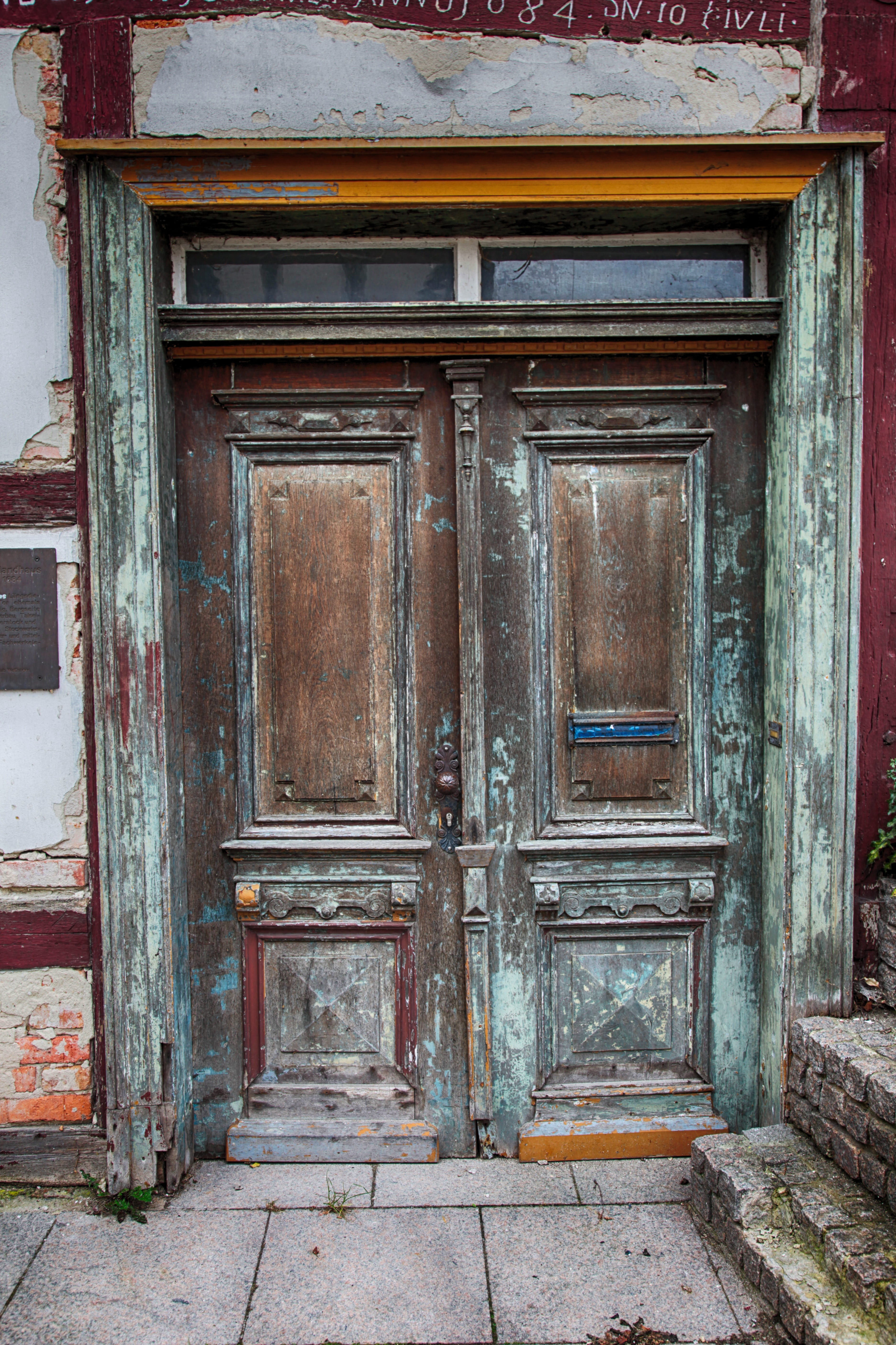 architecture, truss, ruined, front door, old, no people, entrance door, home, wood, input range, middle ages, damaged, closed, carvings, house entrance, Phone HD Wallpaper
