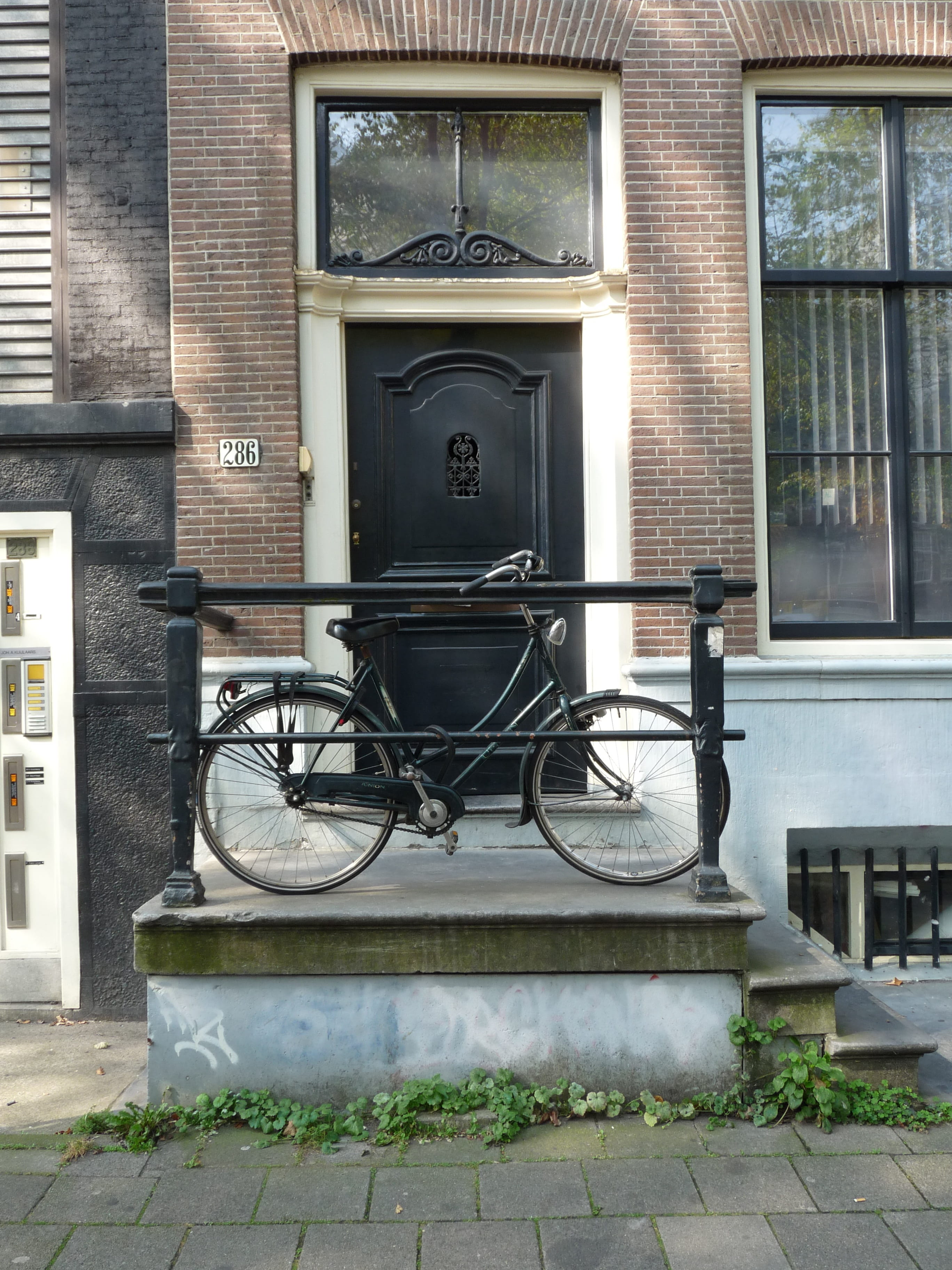old, architecture, entrance door, house entrance, house, urban, Input, bicycle, old door, city, historically, built structure, window, staircase, stairs, Phone HD Wallpaper