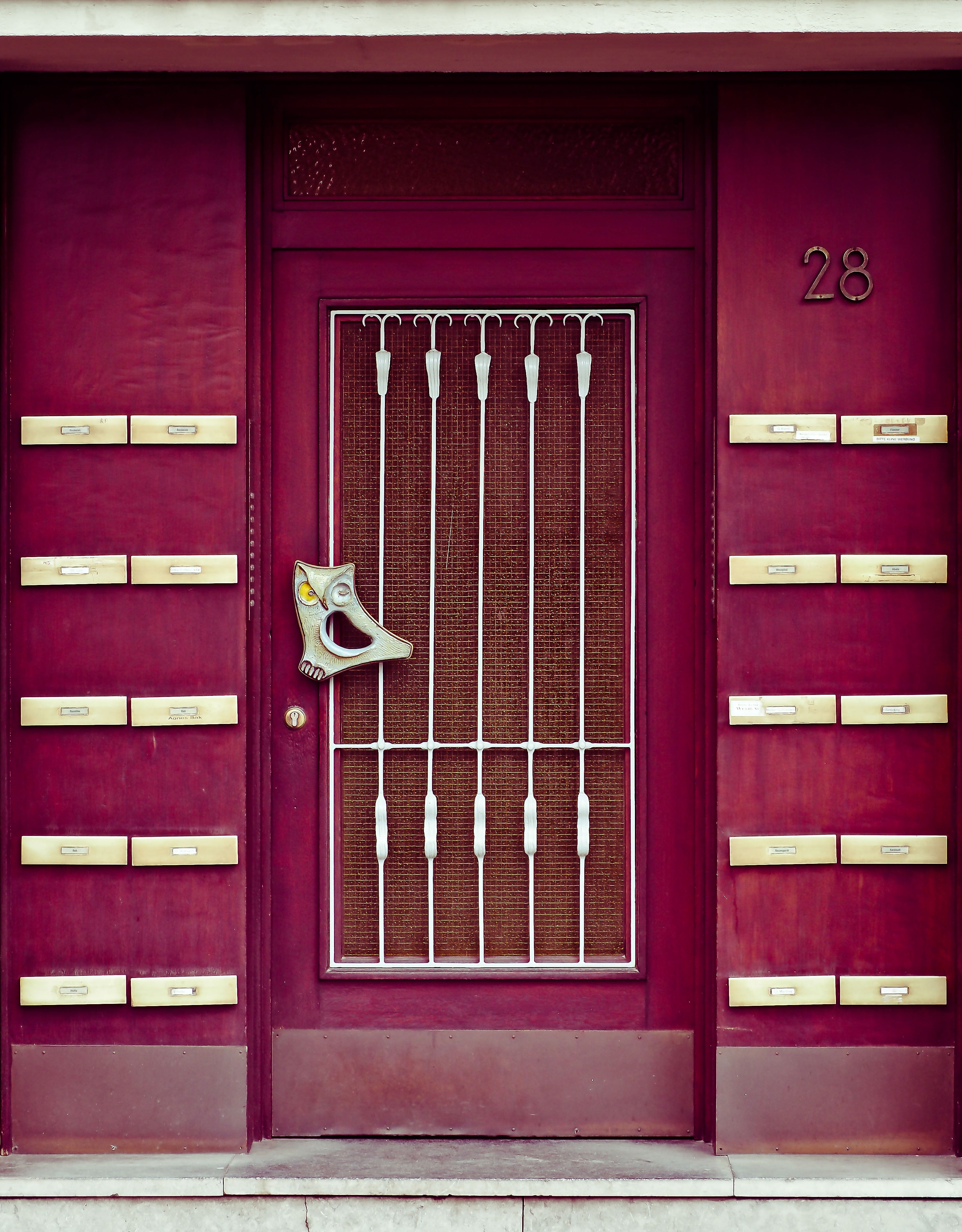 building Exterior, closed, front door, building, no people, input range, panel, wood - Material, düsseldorf, city, one animal, 4K, outdoors, entrance, Phone HD Wallpaper