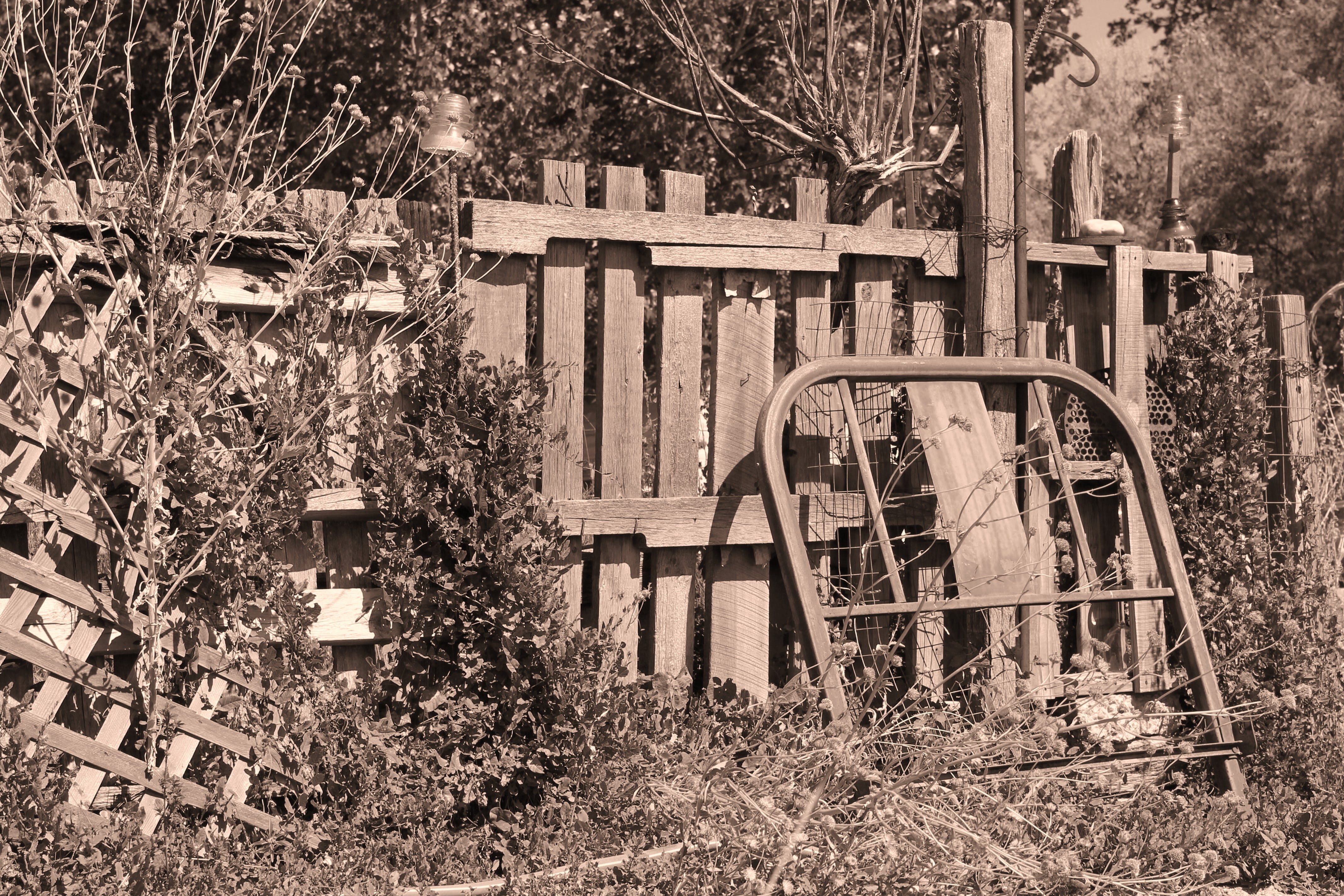 backyard, texture, vintage, natural, day, bridge - man made structure, wooden fence, yard art, pattern, retro, old, architecture, grunge, fence, recycled, HD Wallpaper