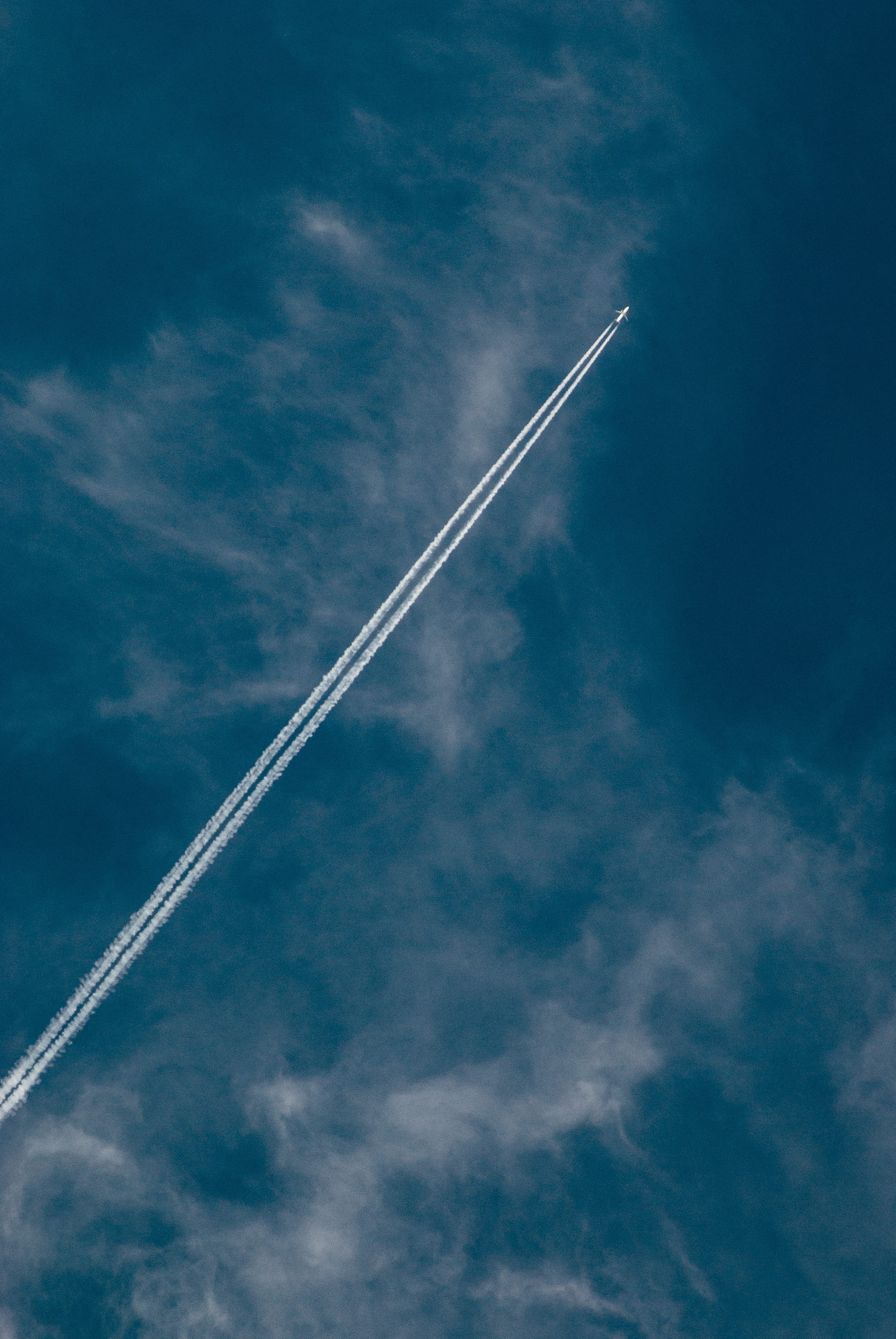 outdoors, 4K, blue, beauty in nature, plane, motion, Blue sky, vapor Trail, travel, cloud - Sky, contrail, air Vehicle, on the move, white, airplane, day, Phone HD Wallpaper