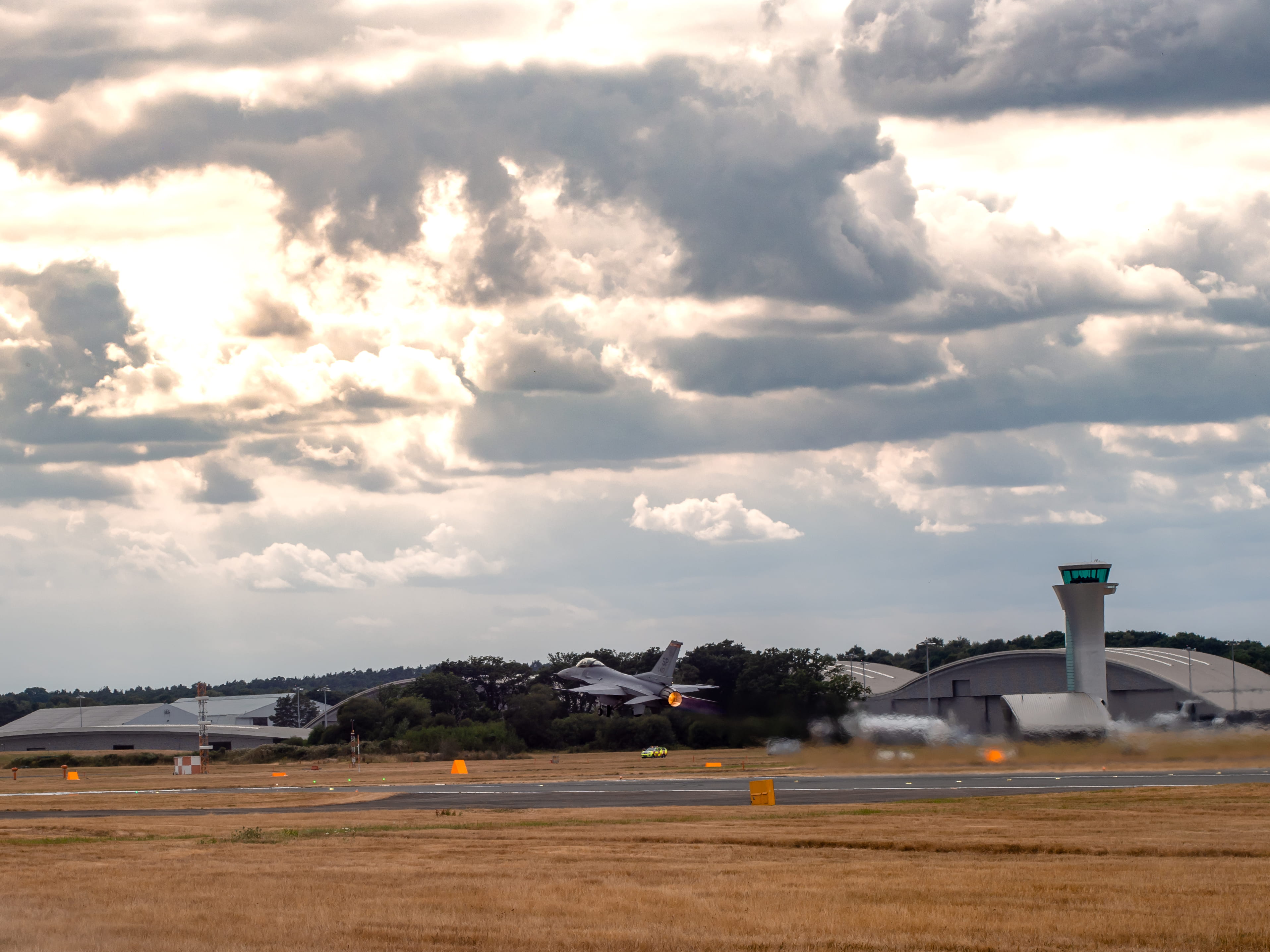 architecture, usaf, outdoors, water, clouds, nature, farnborough international airshow, united kingdom, f-16, show, fighter, smoke - physical structure, HD Wallpaper