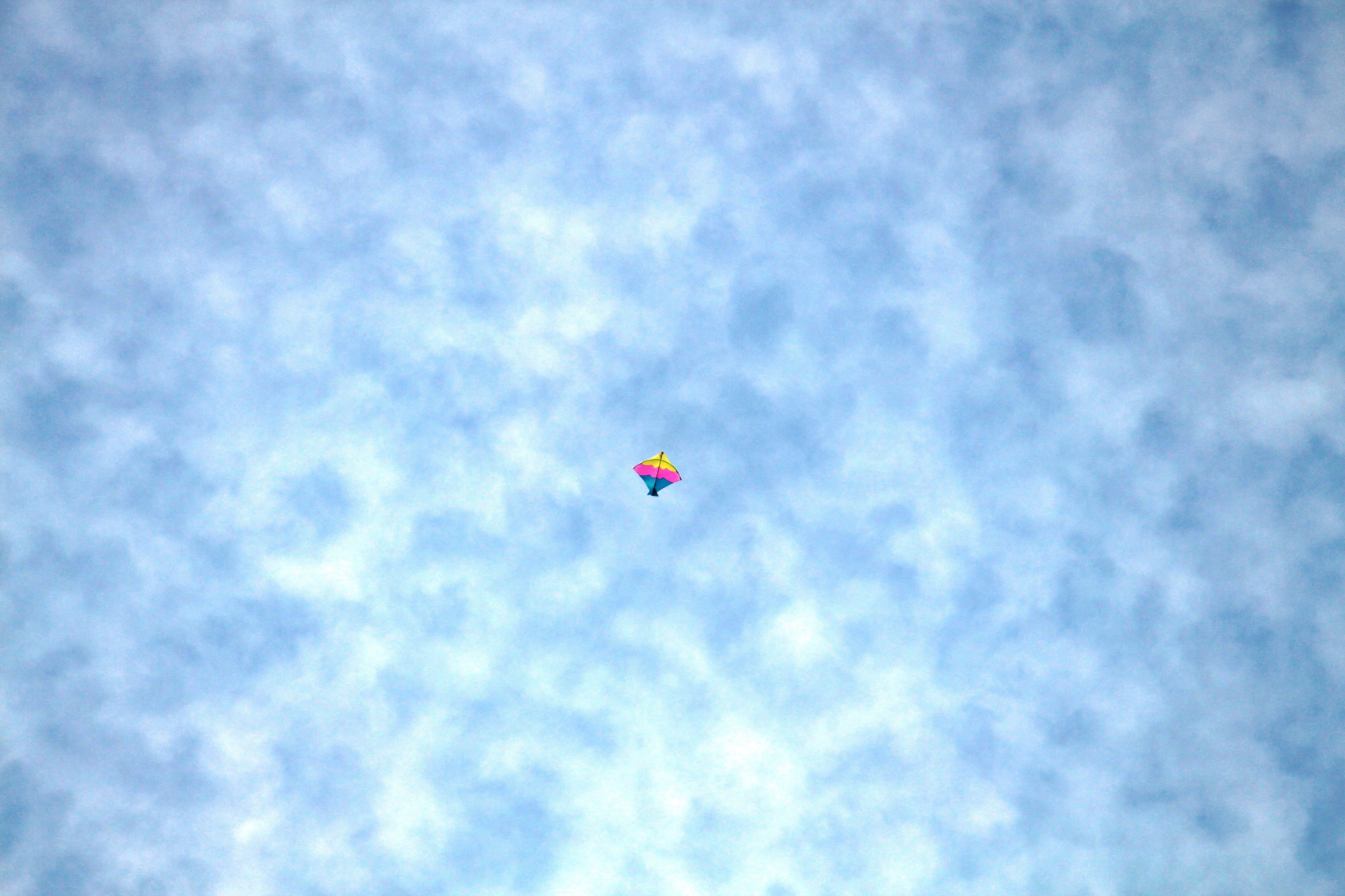 flying, transportation, sky, 5K, cloud - sky, india, mid-air, kite, sport, unrecognizable person, white, nature, freedom, extreme sports, air, dom, balloon, HD Wallpaper
