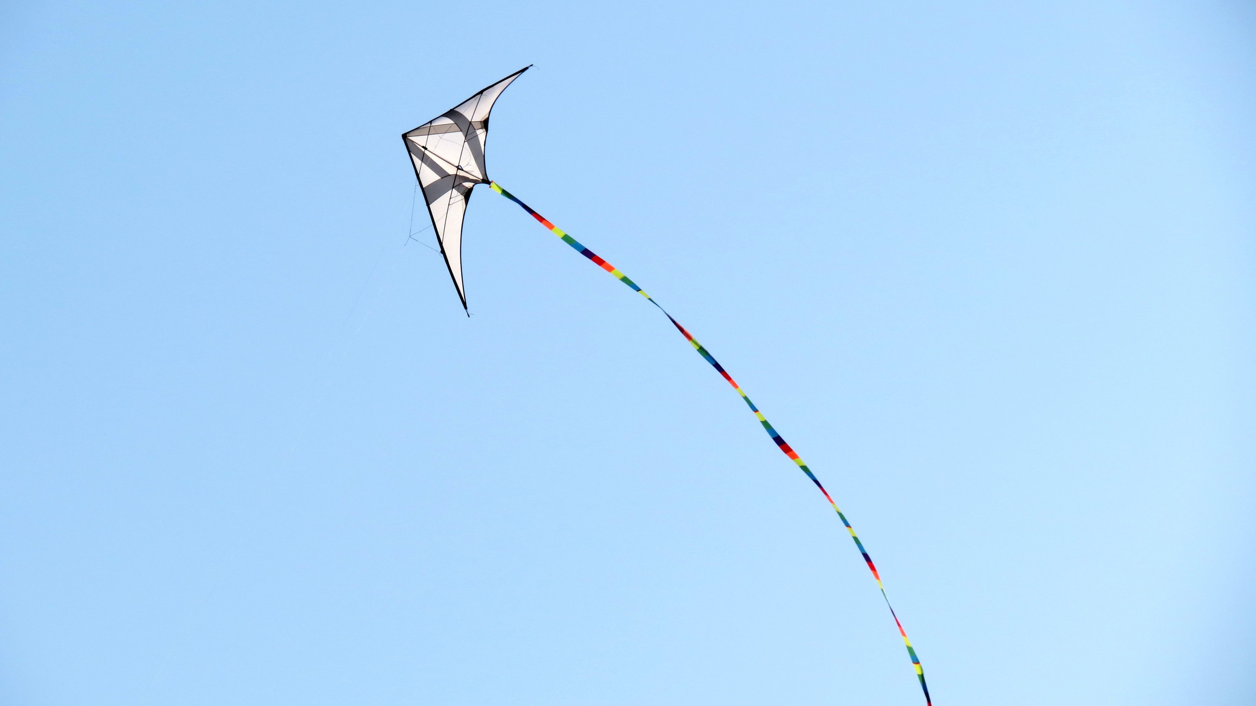 clear sky, motion, 4K, nature, low angle view, blue sky, multi colored, environmental conservation, no people, sport, kite - toy, copy space, emergency, HD Wallpaper