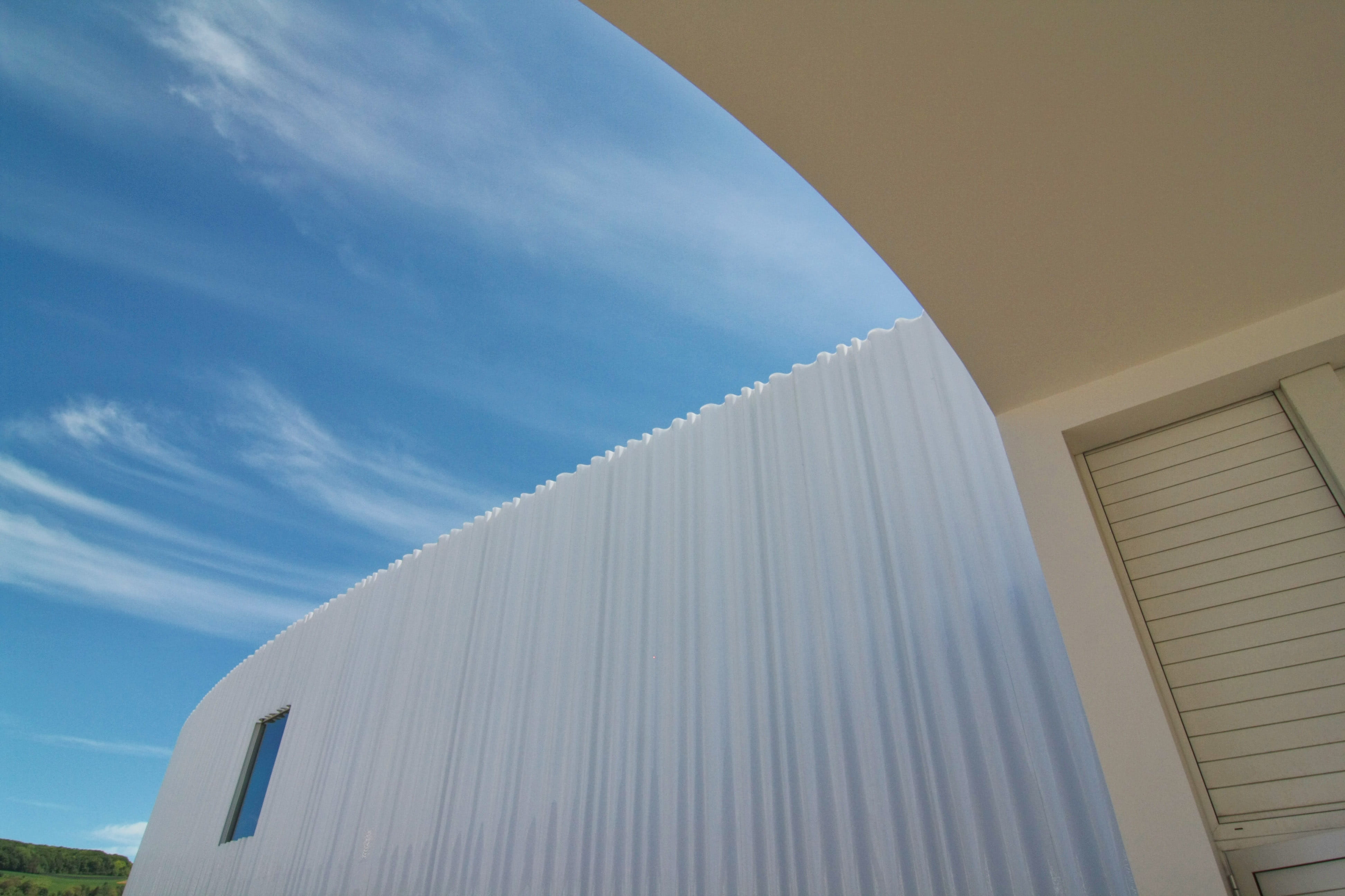 sunlight, low angle view, built structure, cloud - sky, pattern, wall - building feature, outdoors, architecture, roof, no people, modern, day, blue, 4K, HD Wallpaper