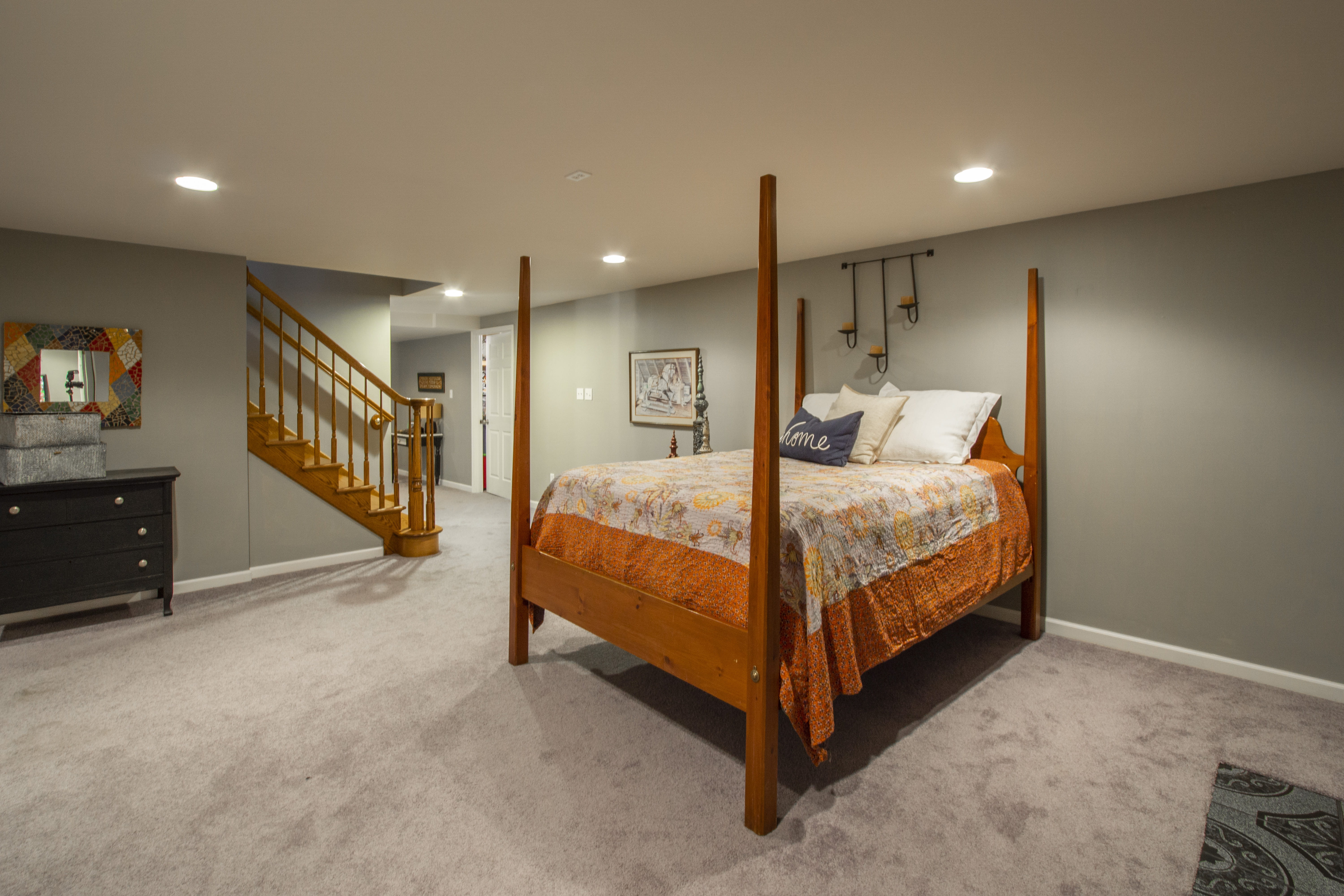 bed, home, lifestyles, wall - building feature, mirror, wood, furniture, wooden, electric lamp, table, no people, cabinet, absence, minimal, spacious, domestic life, HD Wallpaper